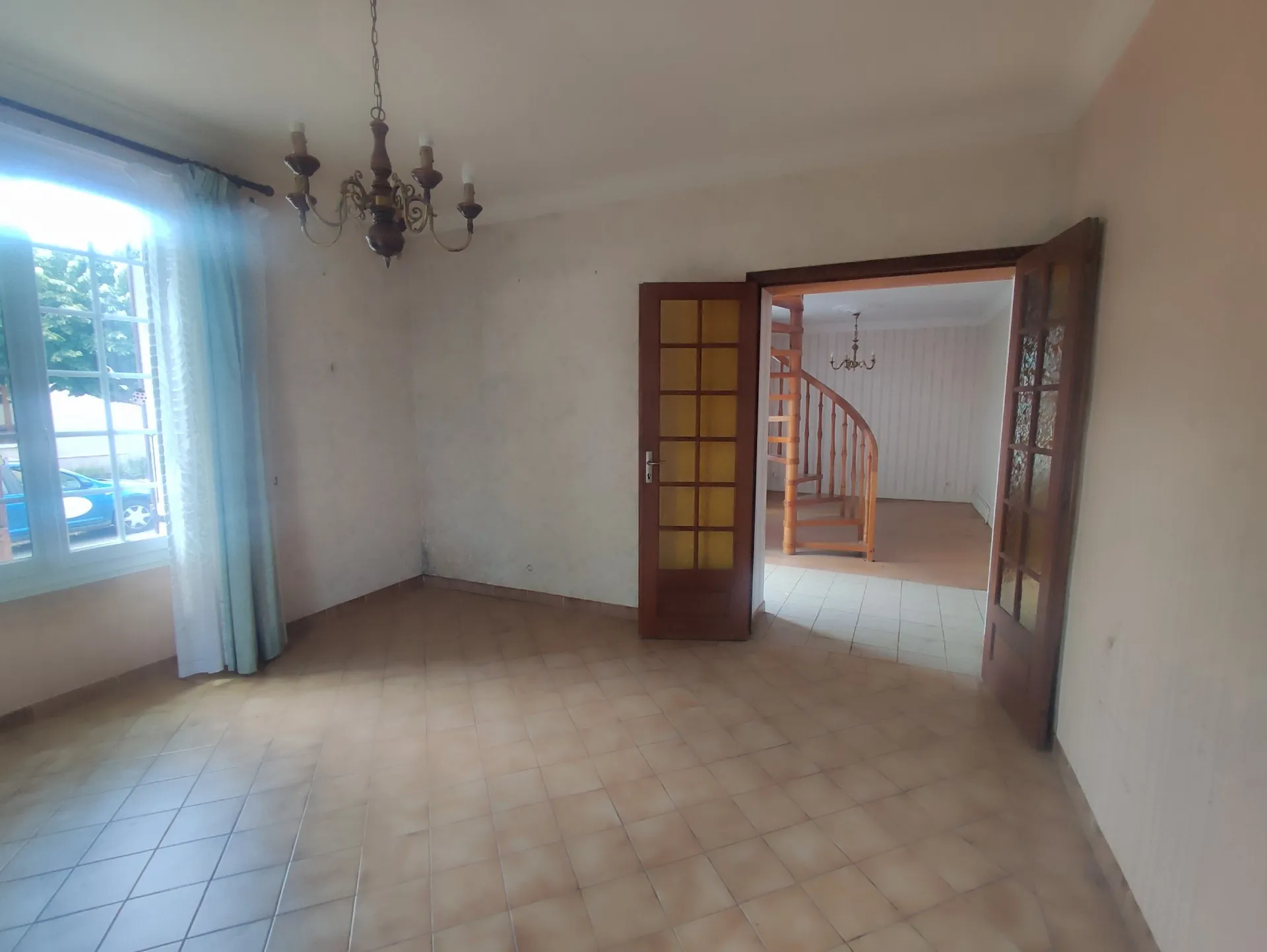 Maison à vendre à Varennes-Vauzelles avec 2 chambres, garage et fort potentiel 