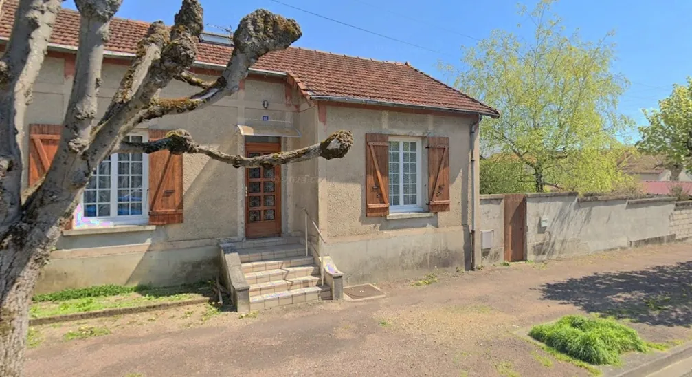 Maison à vendre à Varennes-Vauzelles avec 2 chambres, garage et fort potentiel