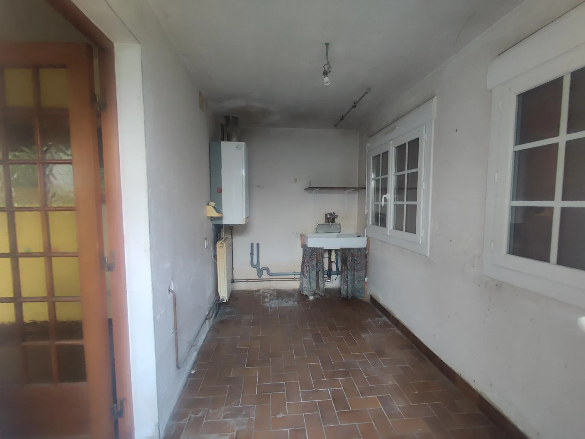 Maison à vendre à Varennes-Vauzelles avec 2 chambres, garage et fort potentiel 