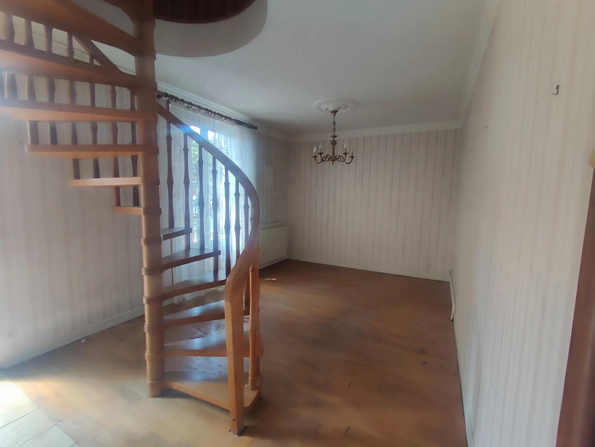 Maison à vendre à Varennes-Vauzelles avec 2 chambres, garage et fort potentiel 