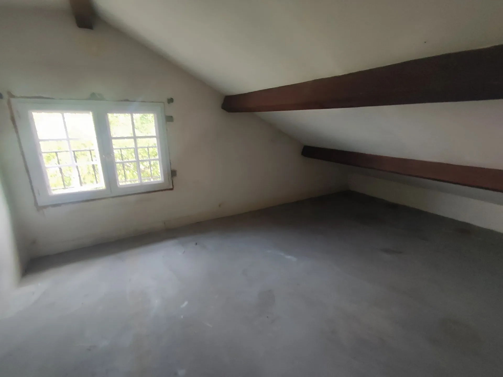 Maison à vendre à Varennes-Vauzelles avec 2 chambres, garage et fort potentiel 