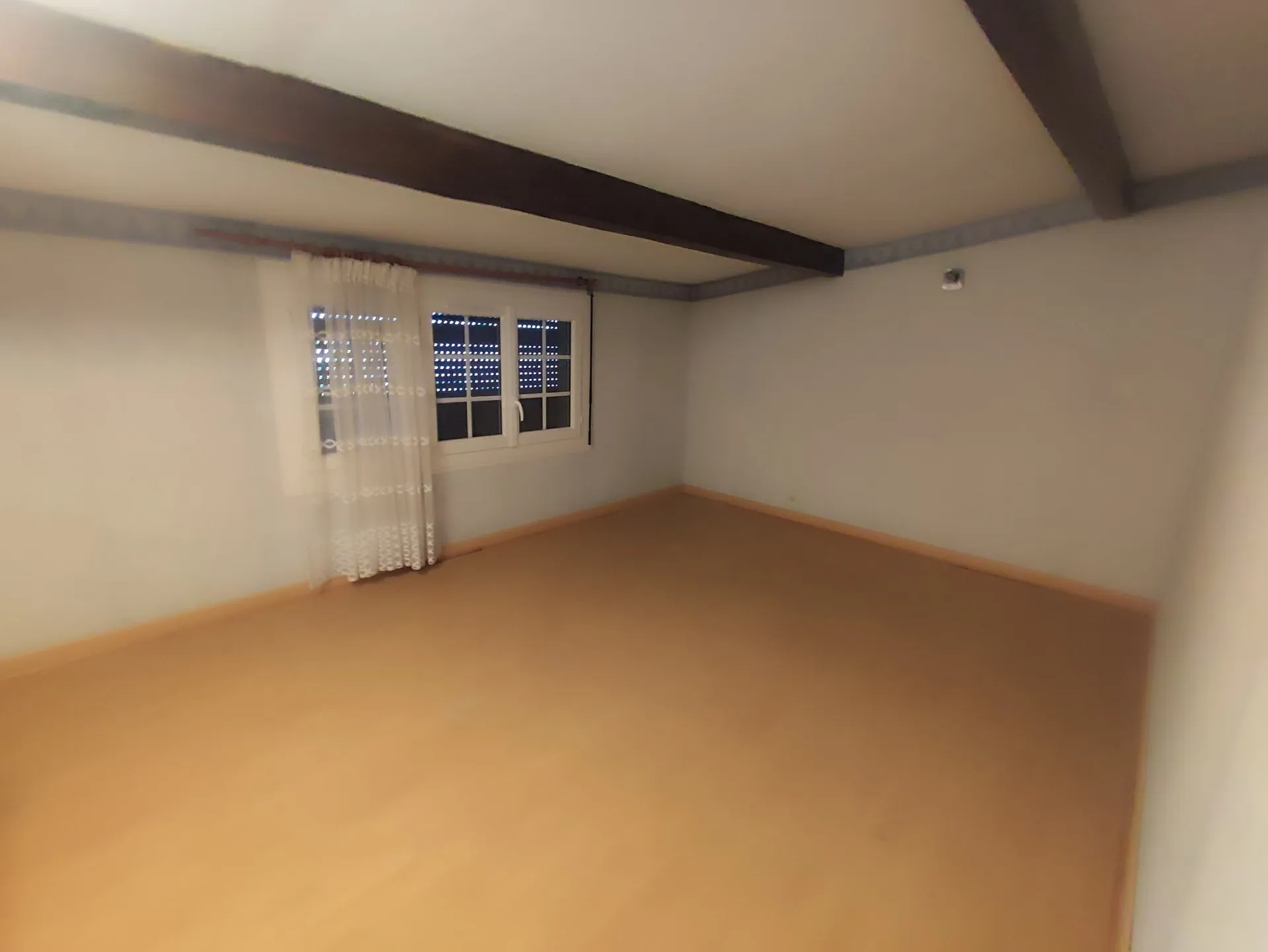 Maison à vendre à Varennes-Vauzelles avec 2 chambres, garage et fort potentiel 