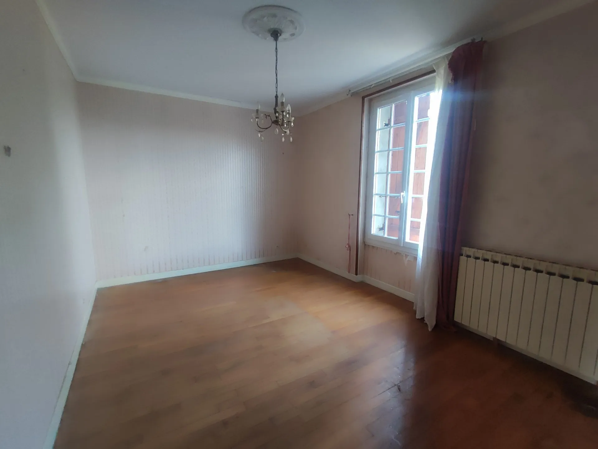 Maison à vendre à Varennes-Vauzelles avec 2 chambres, garage et fort potentiel 