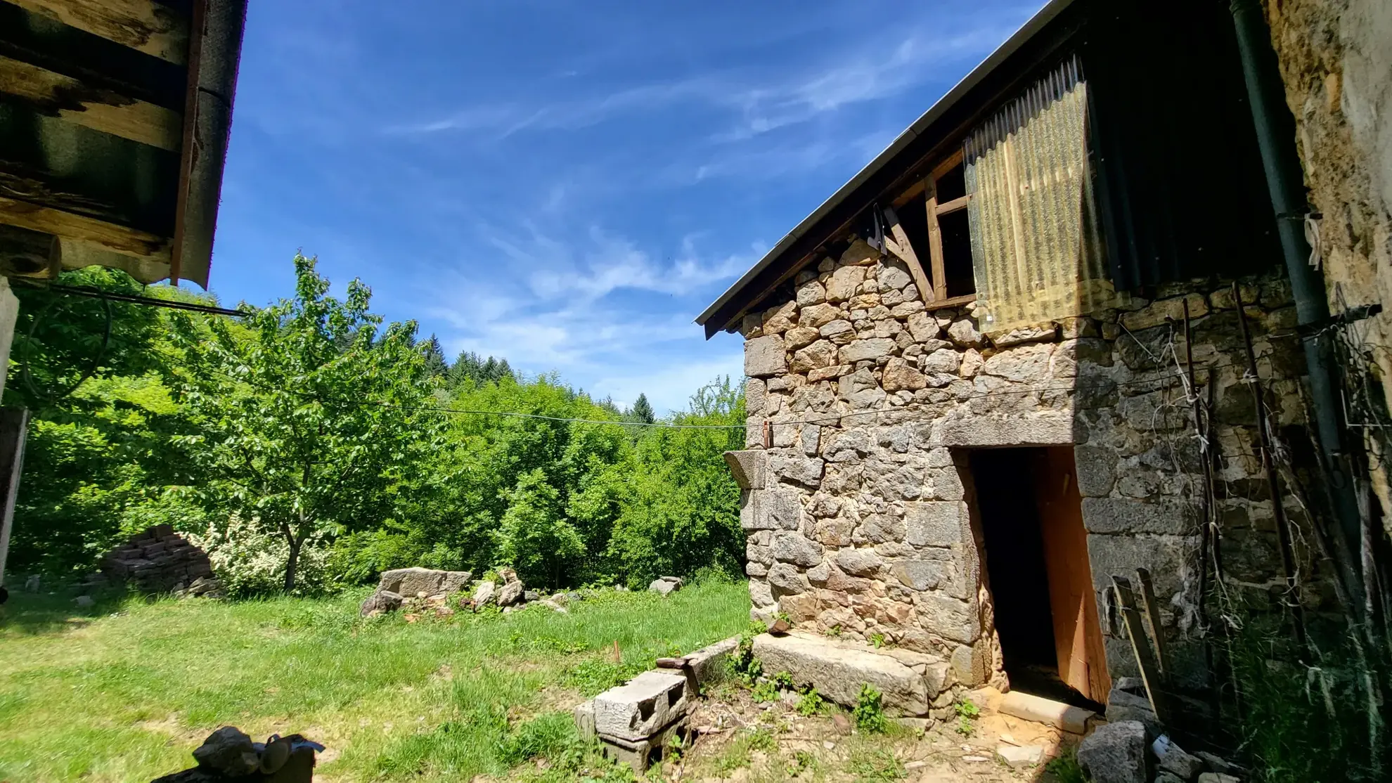 Ferme ancienne à rénover avec 9 hectares près du Cheylard en Ardèche 