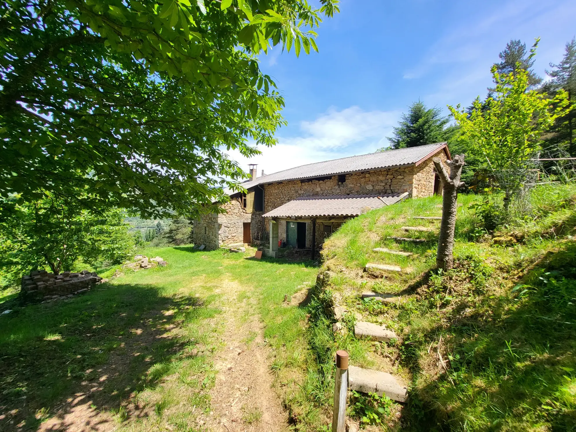 Ferme ancienne à rénover avec 9 hectares près du Cheylard en Ardèche 