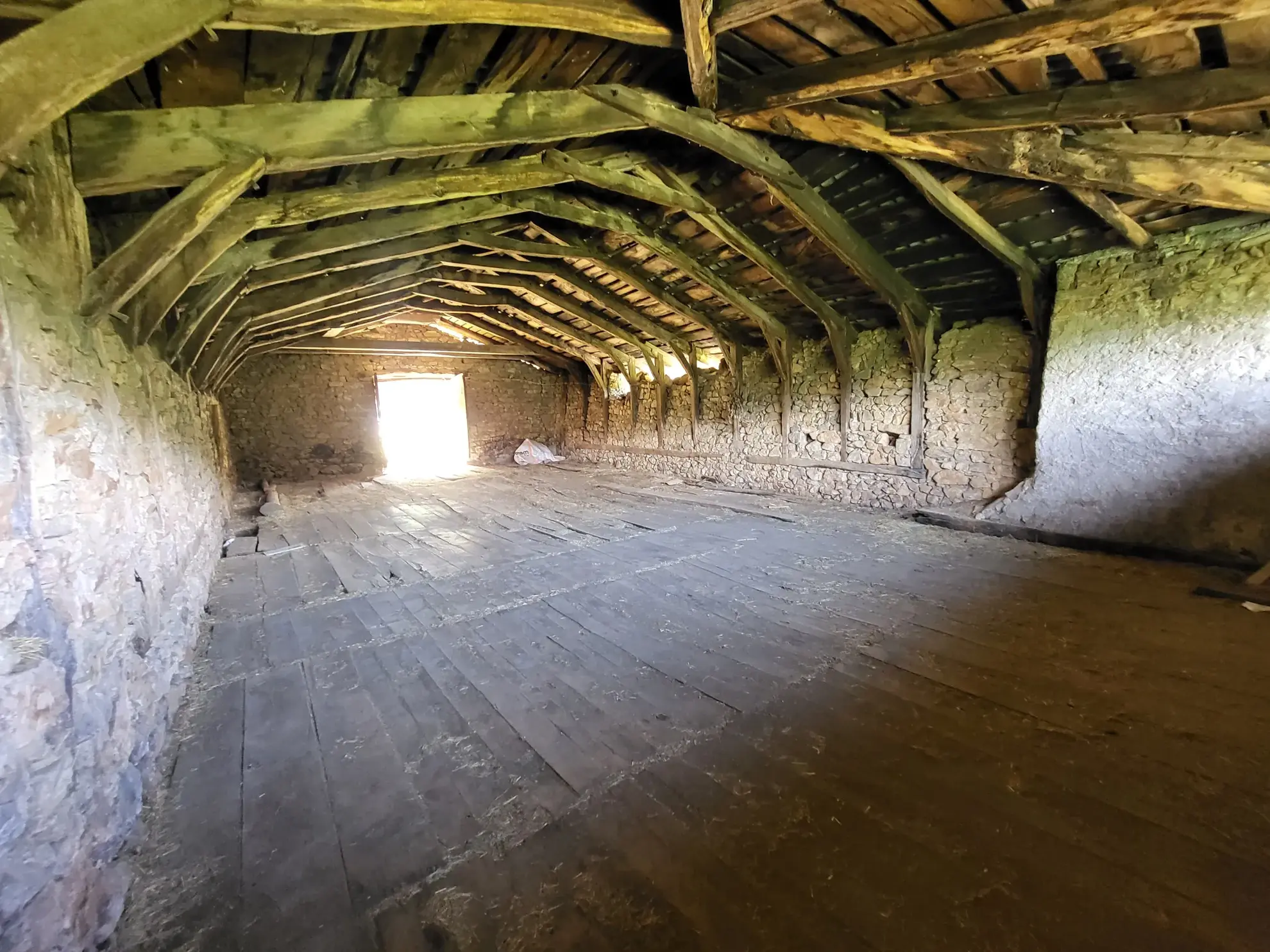 Ferme ancienne à rénover avec 9 hectares près du Cheylard en Ardèche 