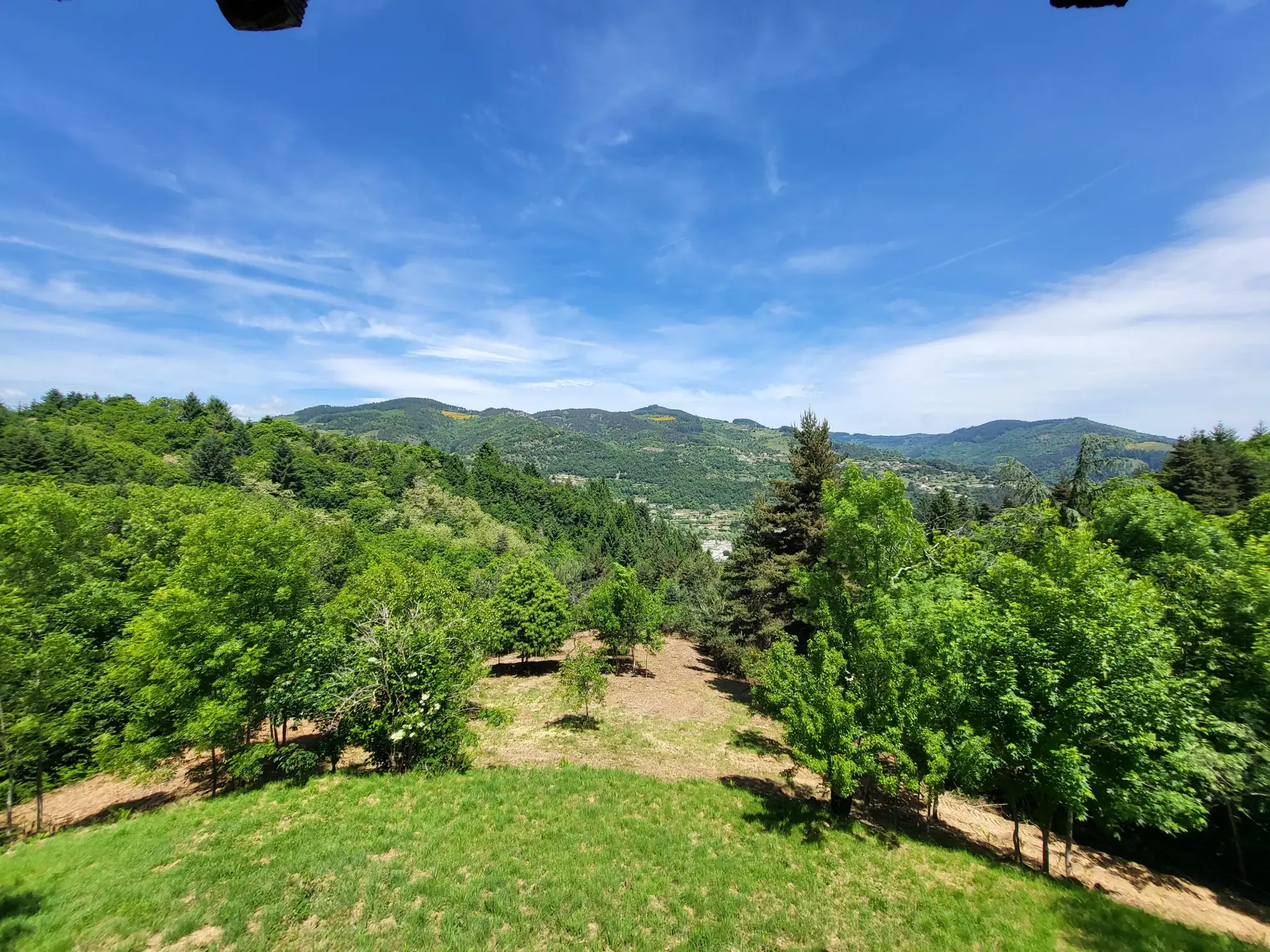 Ferme ancienne à rénover avec 9 hectares près du Cheylard en Ardèche 