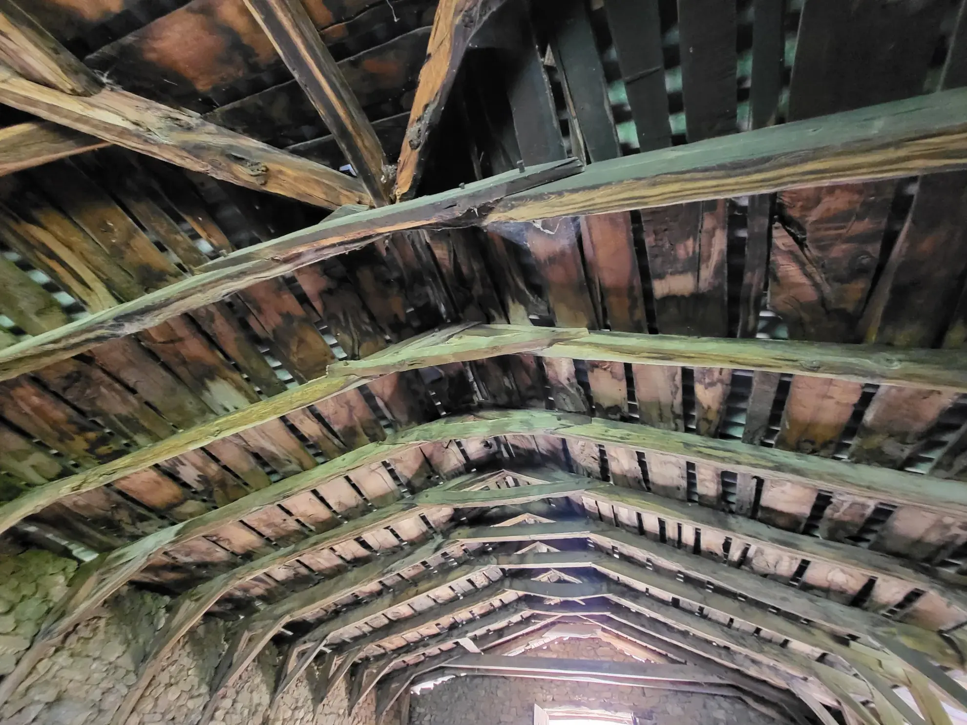Ferme ancienne à rénover avec 9 hectares près du Cheylard en Ardèche 