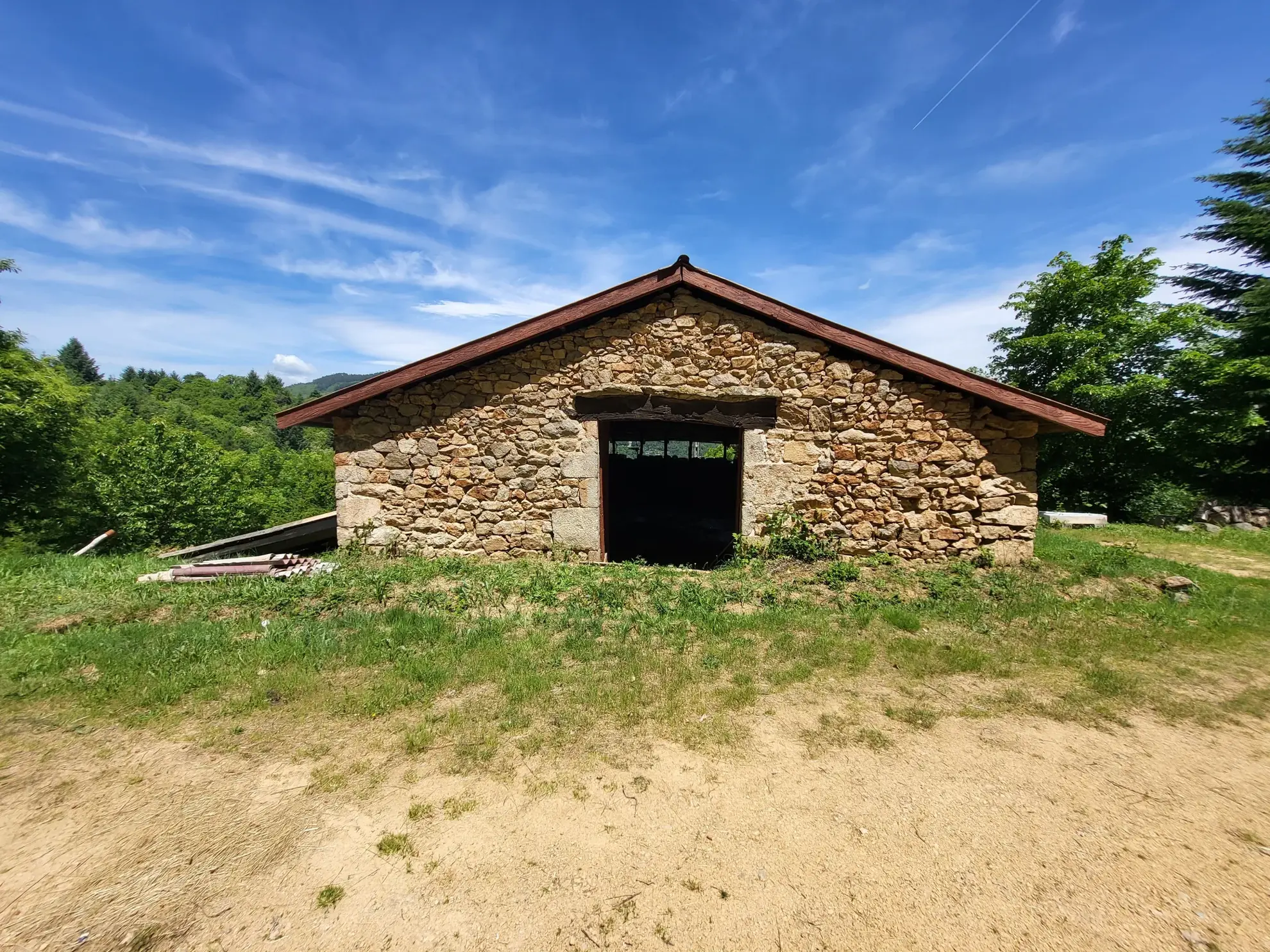 Ferme ancienne à rénover avec 9 hectares près du Cheylard en Ardèche 
