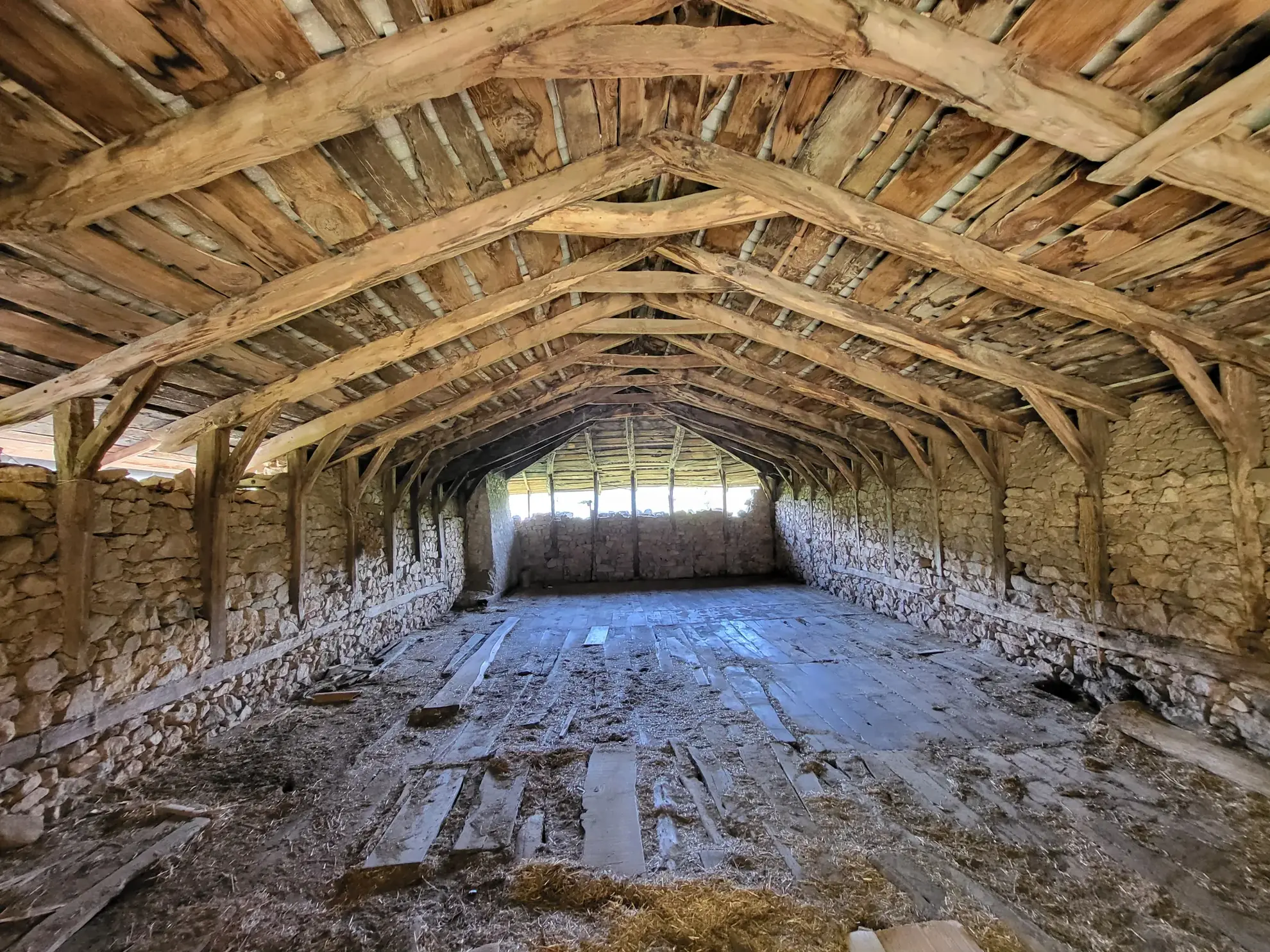 Ferme ancienne à rénover avec 9 hectares près du Cheylard en Ardèche 