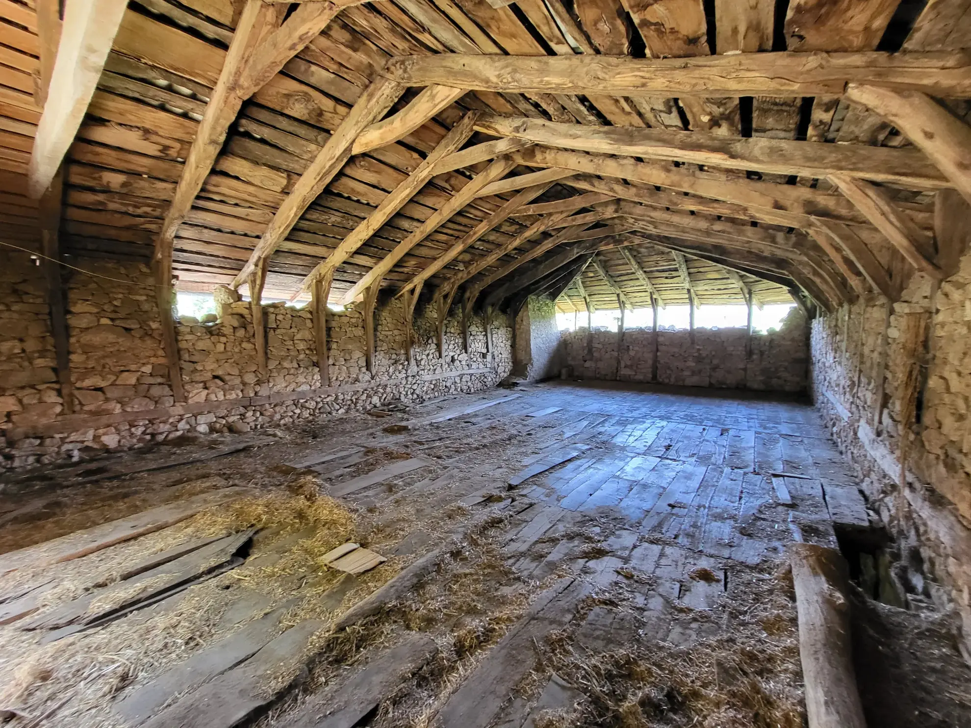 Ferme ancienne à rénover avec 9 hectares près du Cheylard en Ardèche 