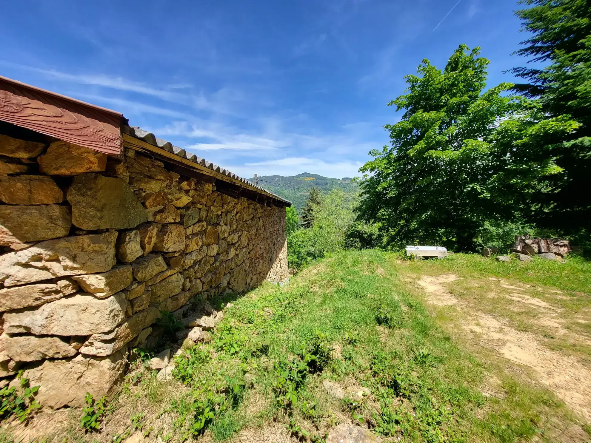 Ferme ancienne à rénover avec 9 hectares près du Cheylard en Ardèche 