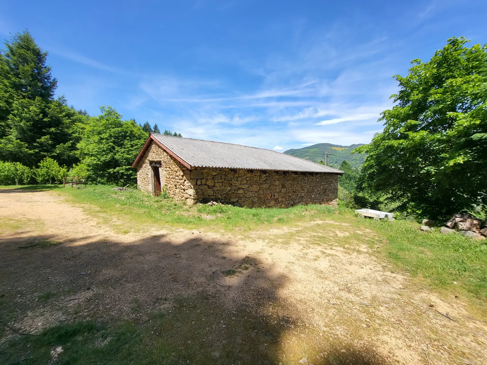 Ferme ancienne à rénover avec 9 hectares près du Cheylard en Ardèche 
