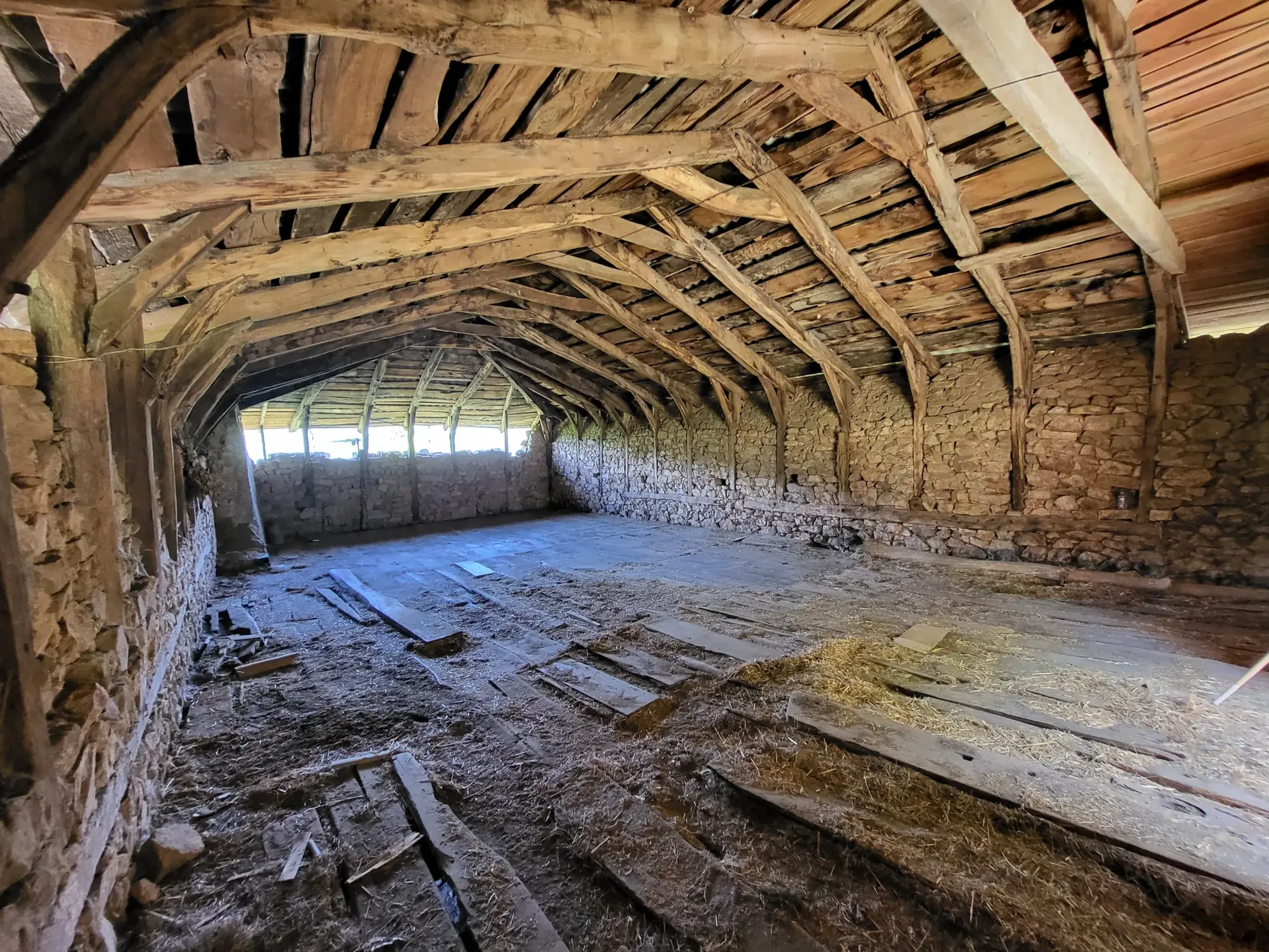 Ferme ancienne à rénover avec 9 hectares près du Cheylard en Ardèche 