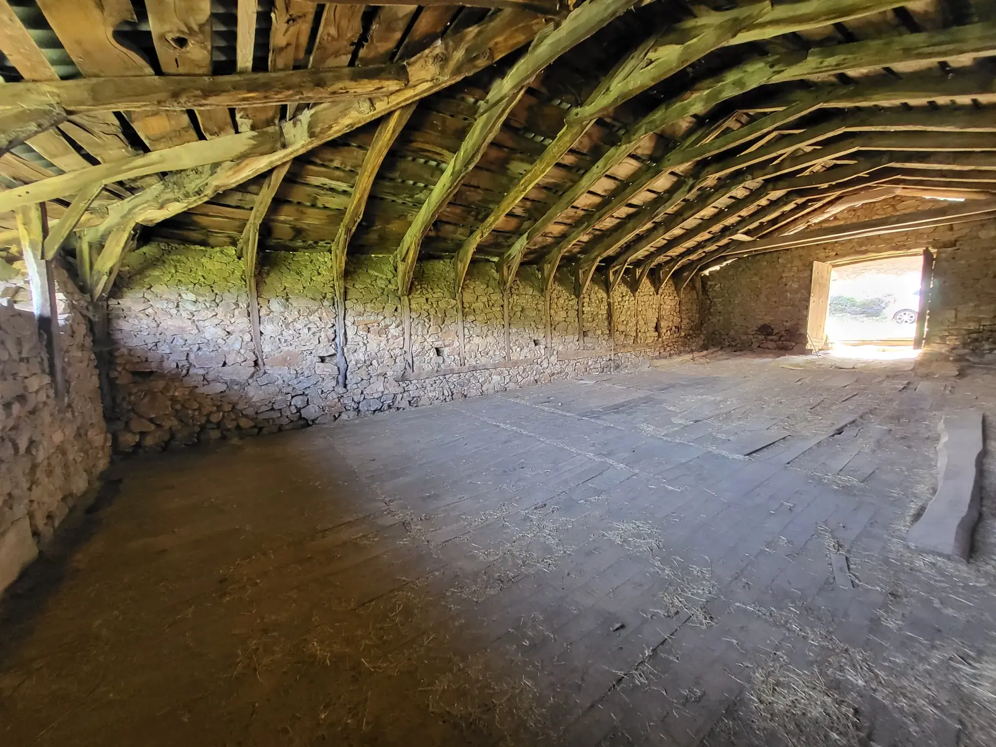 Ferme ancienne à rénover avec 9 hectares près du Cheylard en Ardèche 