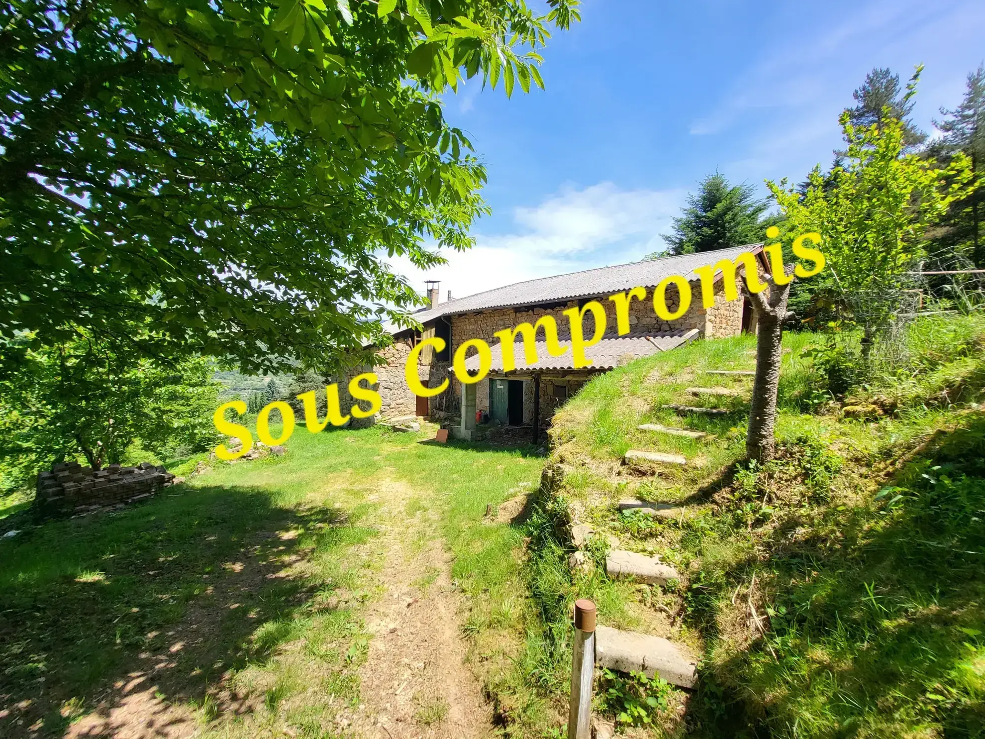 Ferme ancienne à rénover avec 9 hectares près du Cheylard en Ardèche