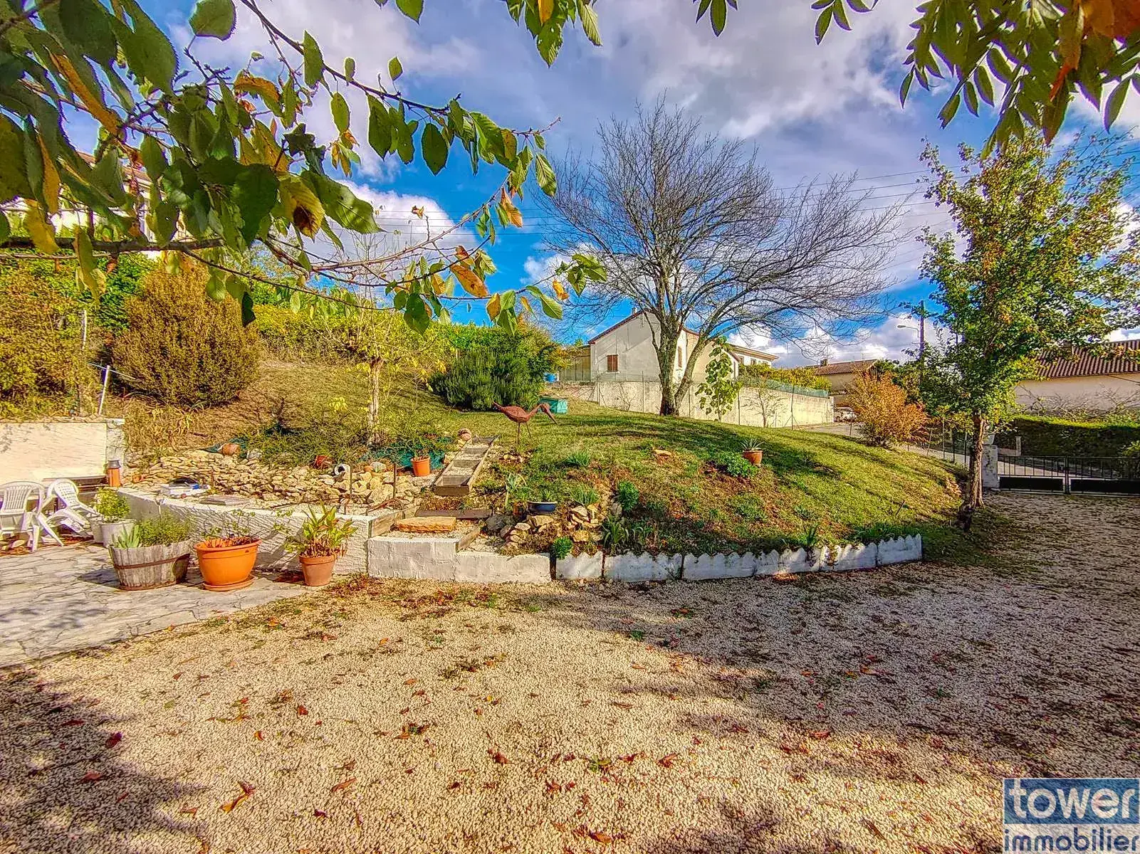 Belle maison rénovée avec deux appartements, jardin et vue sur la vallée du Lot à Puy-l'Évêque 