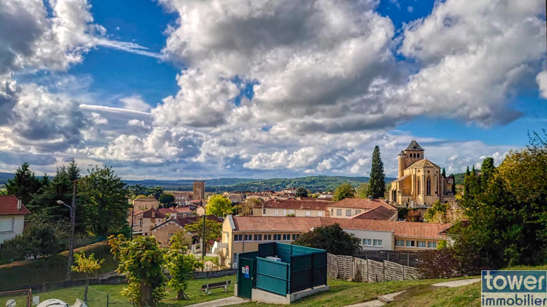 Belle maison rénovée avec deux appartements, jardin et vue sur la vallée du Lot à Puy-l'Évêque 