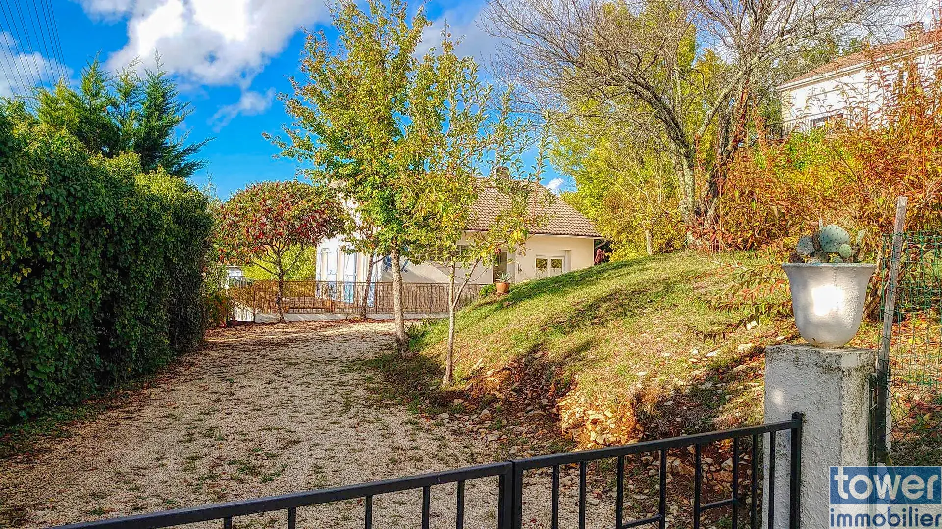Belle maison rénovée avec deux appartements, jardin et vue sur la vallée du Lot à Puy-l'Évêque 