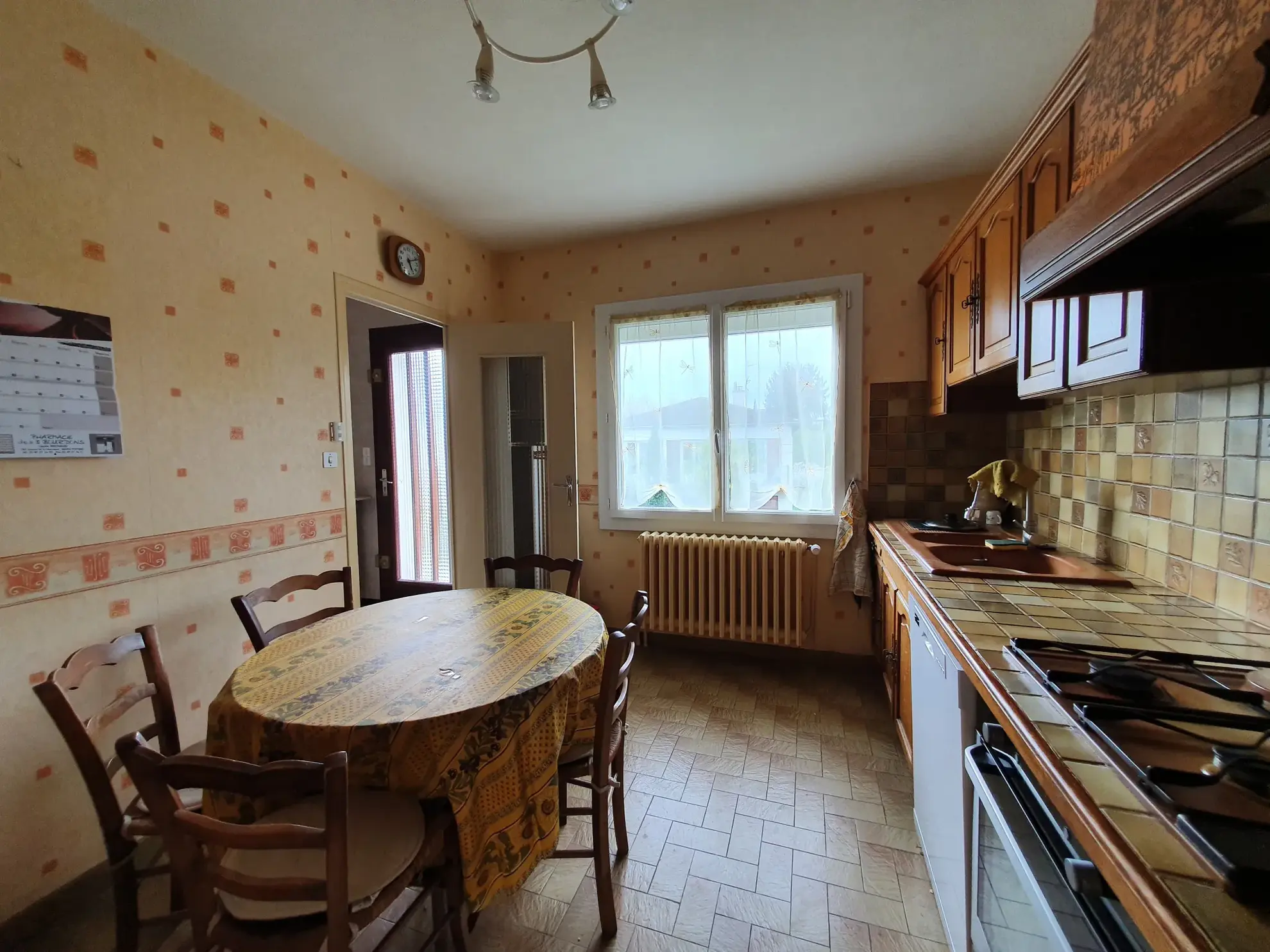 Belle maison familiale à Poitiers avec 5 chambres, garage et jardin - Idéalement située 