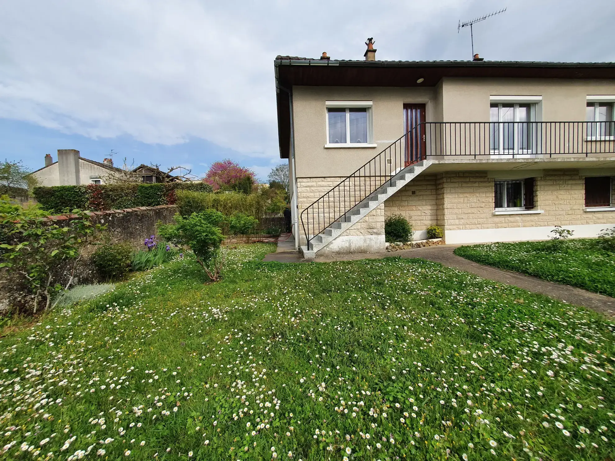 Belle maison familiale à Poitiers avec 5 chambres, garage et jardin - Idéalement située 