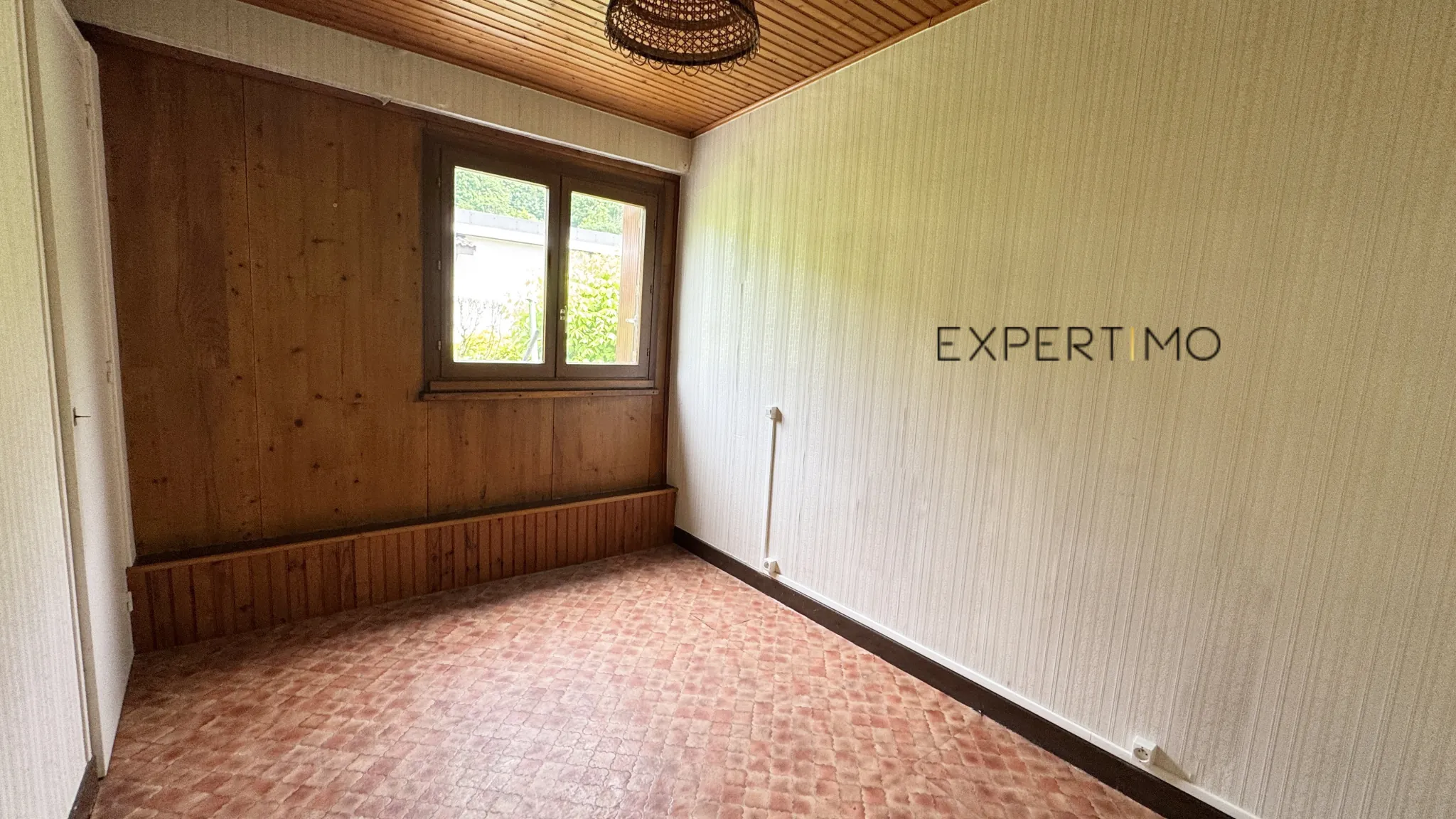 Maison de plain-pied à Froges avec grand jardin et potentiel de rénovation 