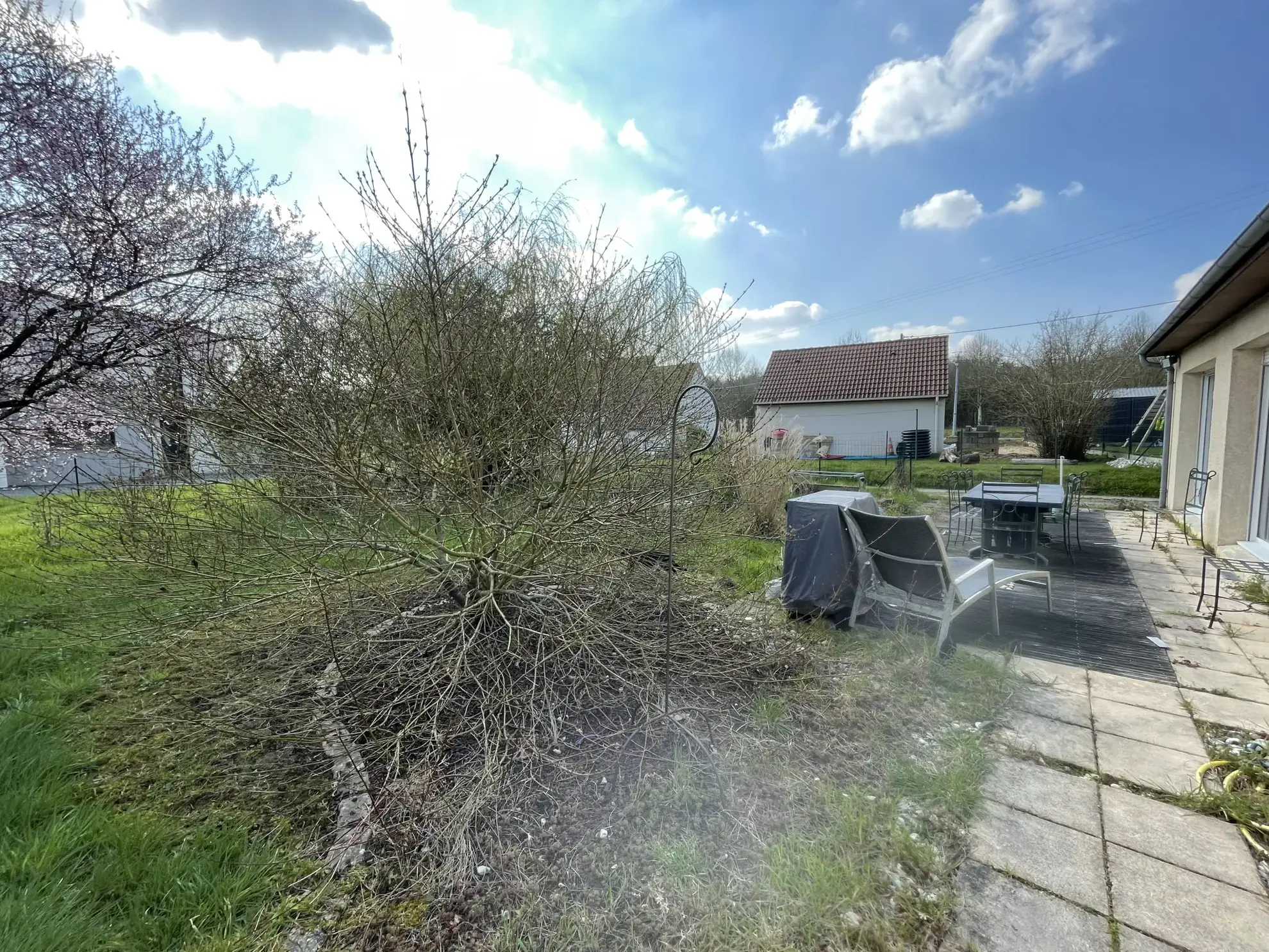 Maison à vendre à Savigné-L'Évêque avec 3 chambres et jardin