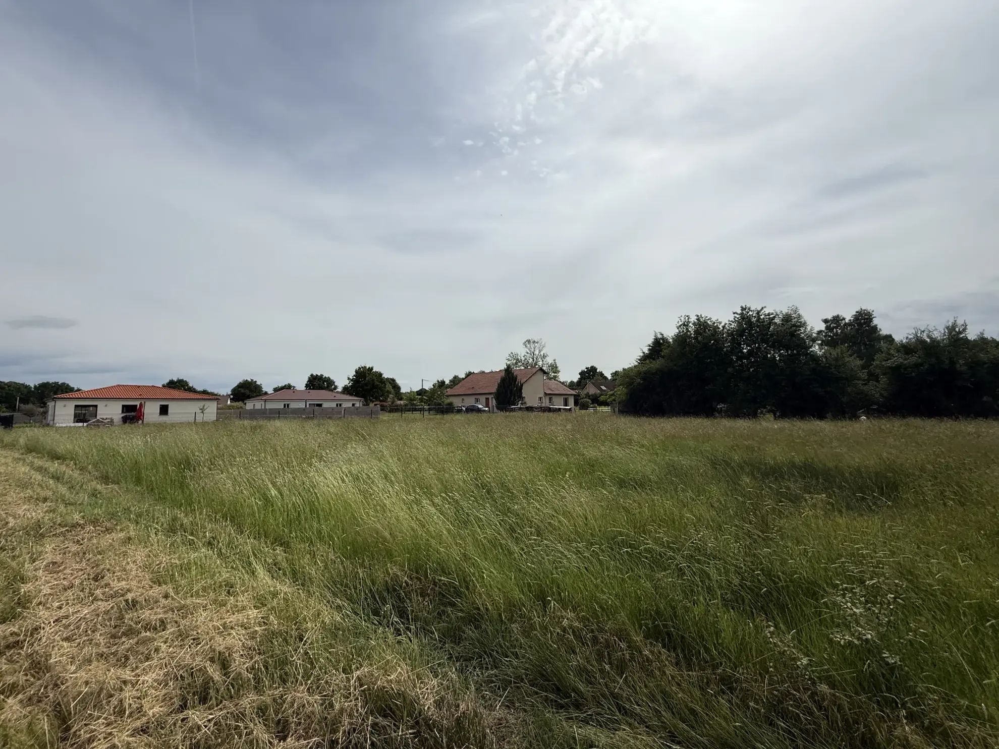 Terrain constructible de 1664 m² à Saint-Priest-Bramefant en campagne 