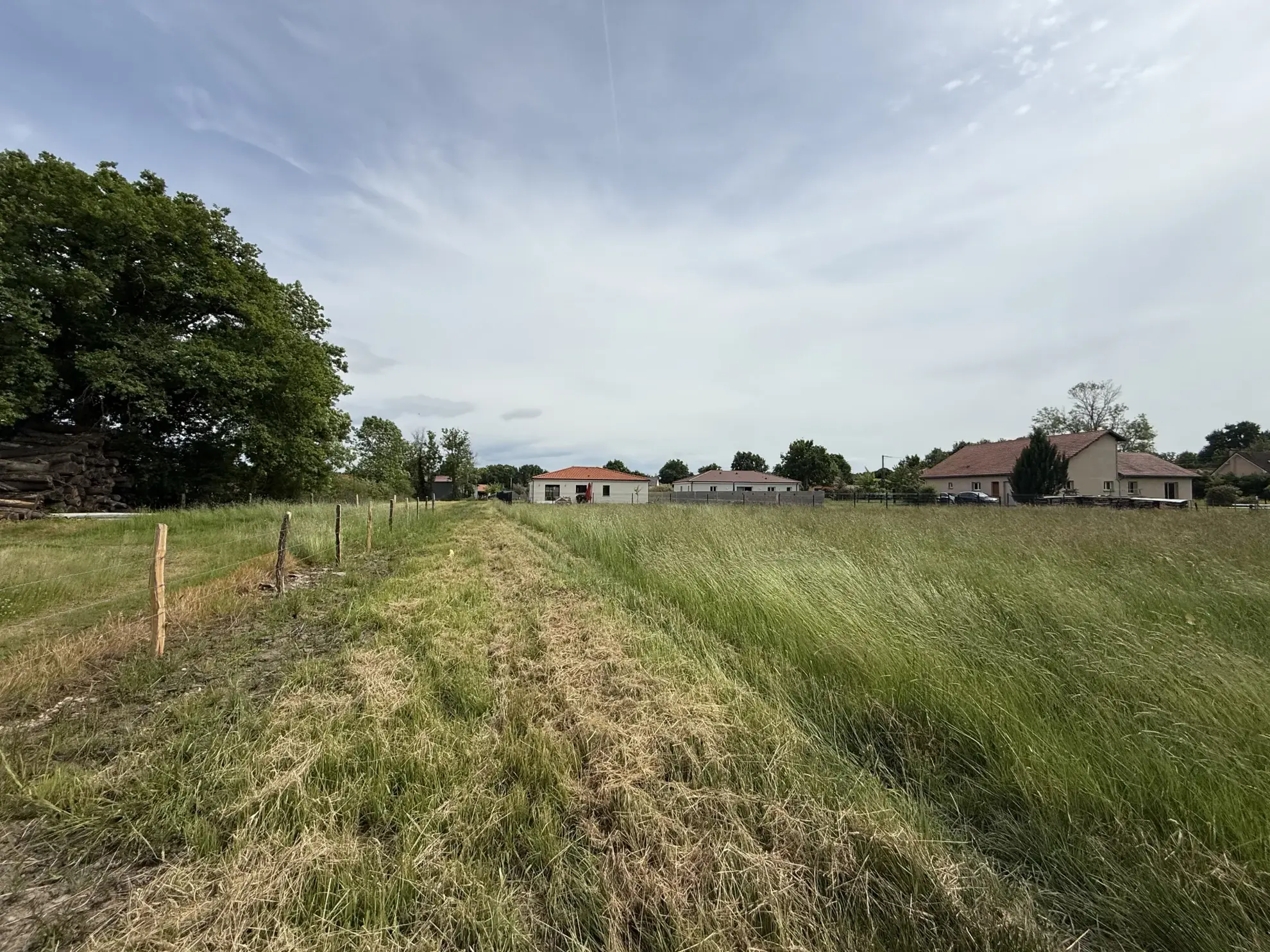 Terrain constructible de 1664 m² à Saint-Priest-Bramefant en campagne 
