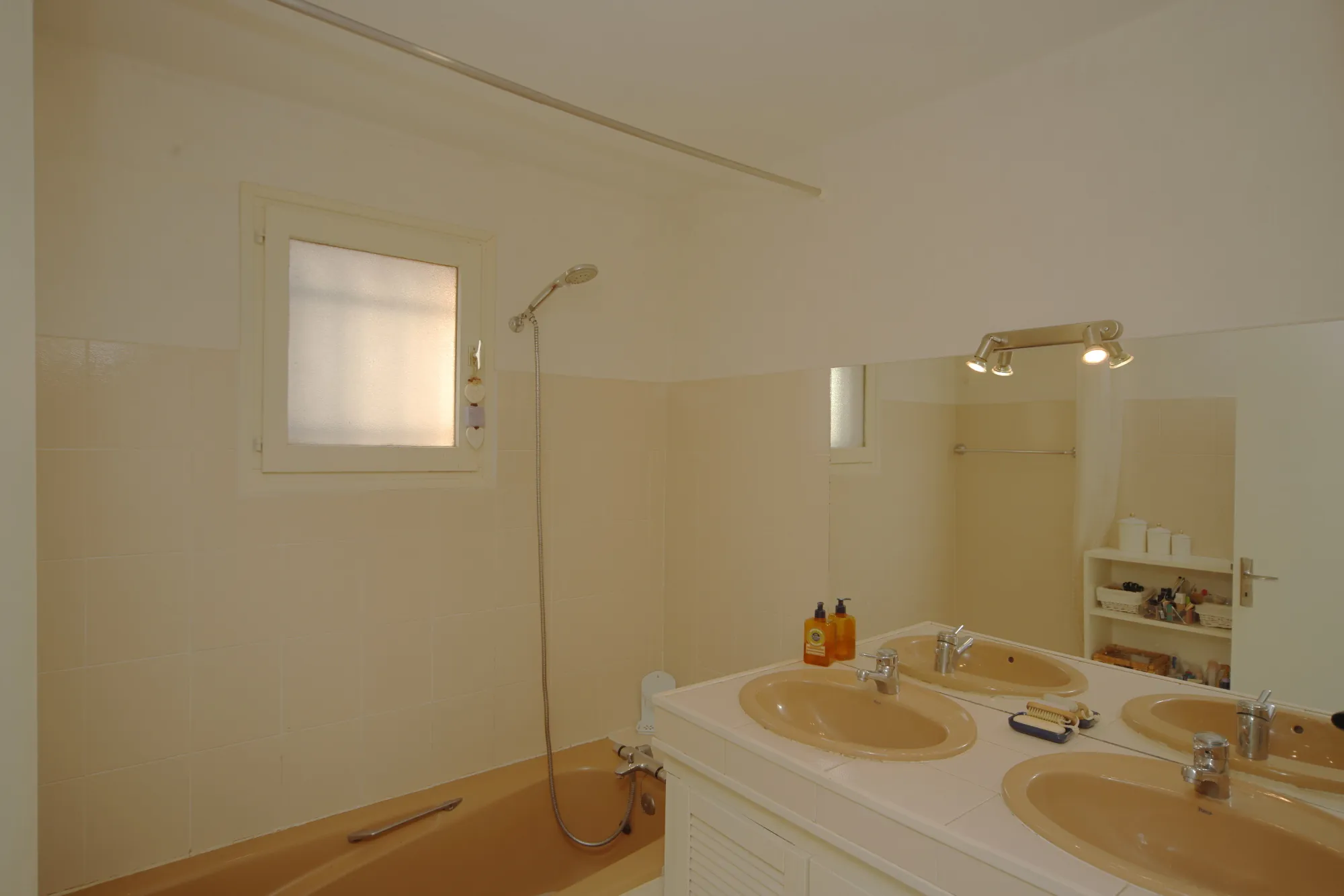 Vente d'un ensemble immobilier avec maison et local d'activités à Grazac 