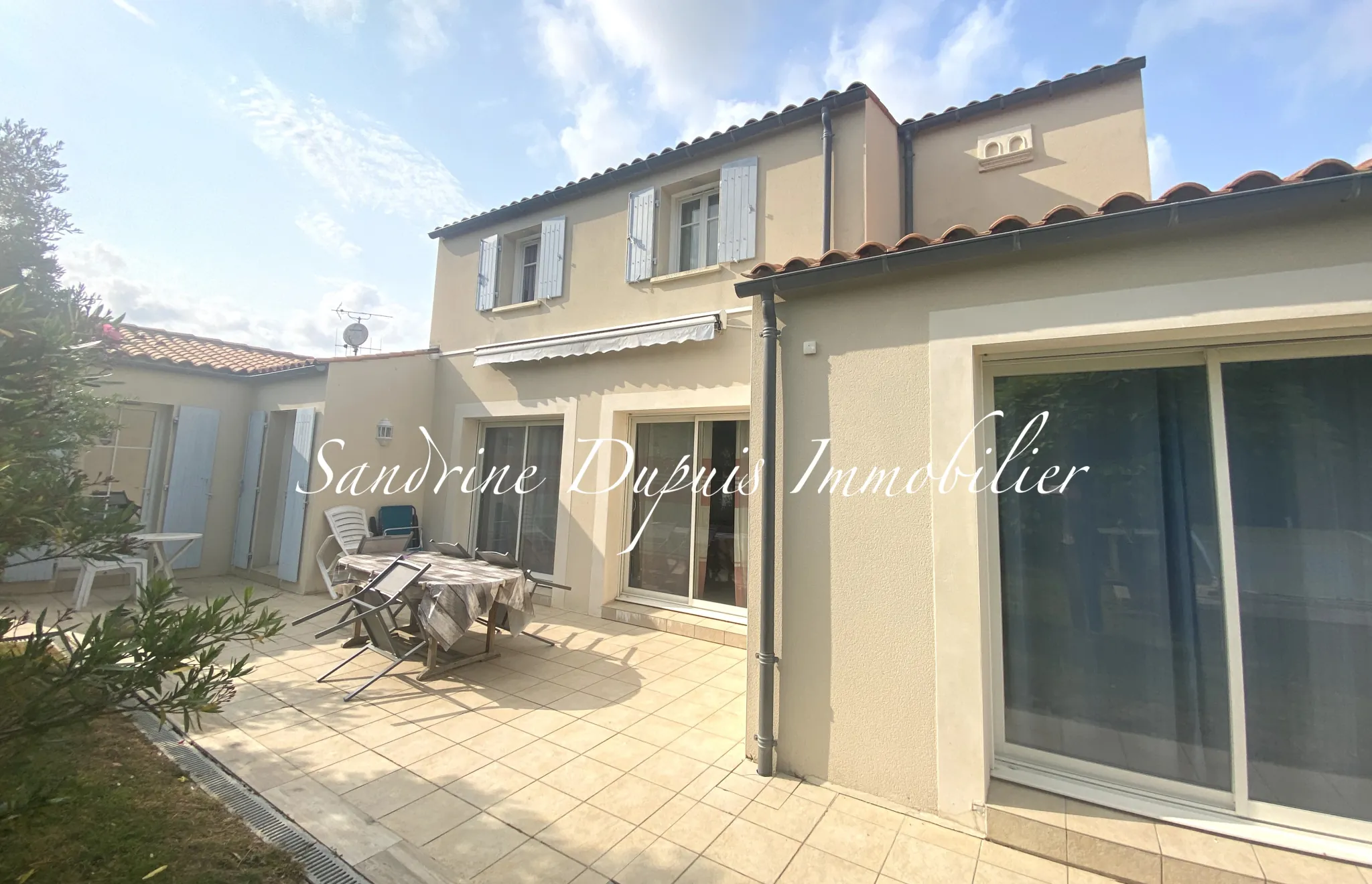 Belle maison lumineuse avec piscine, 3 chambres et grand jardin à Chermignac 