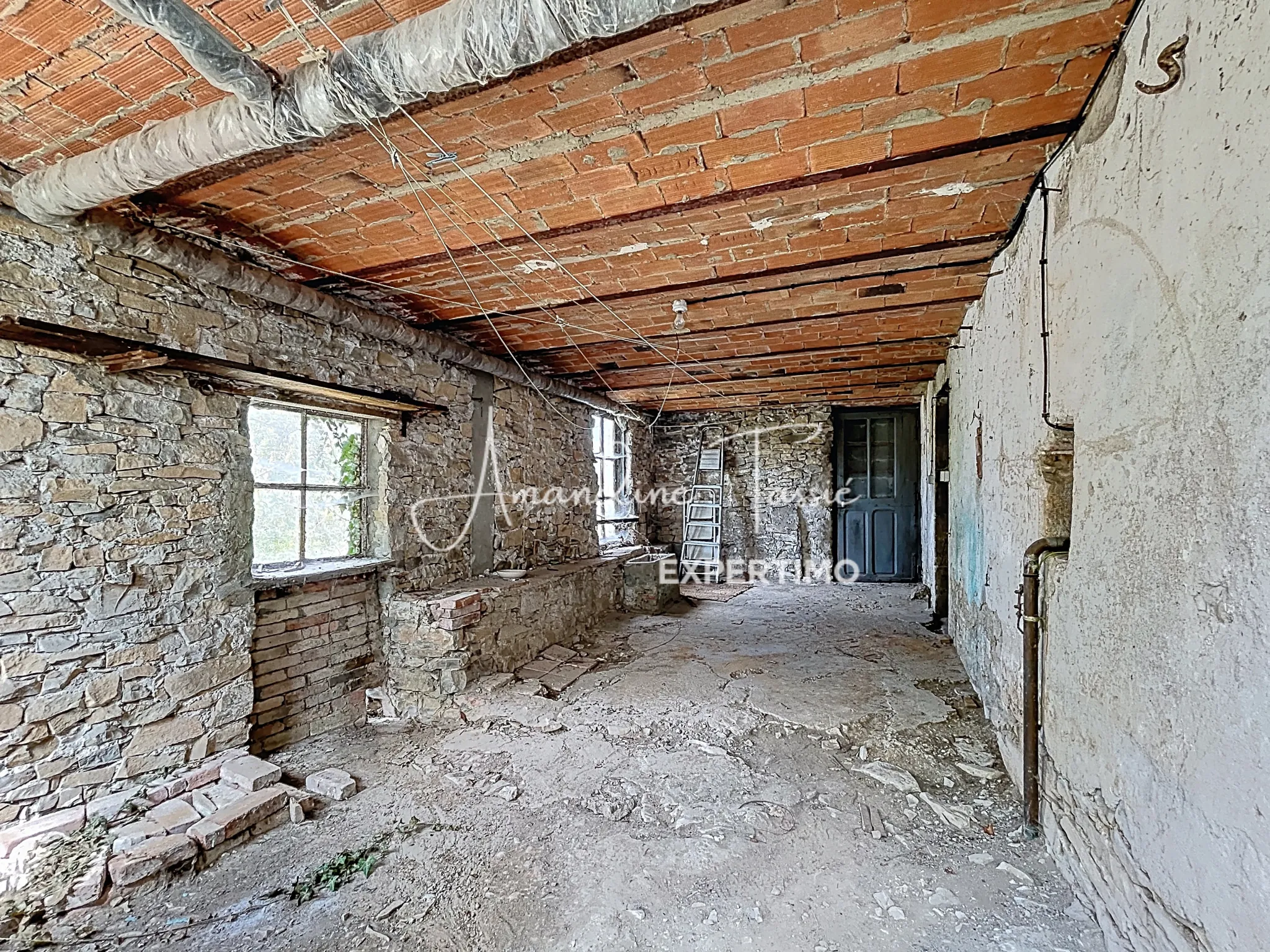 Maison à rénover de 60 m² avec grand terrain et dépendances à Millau 