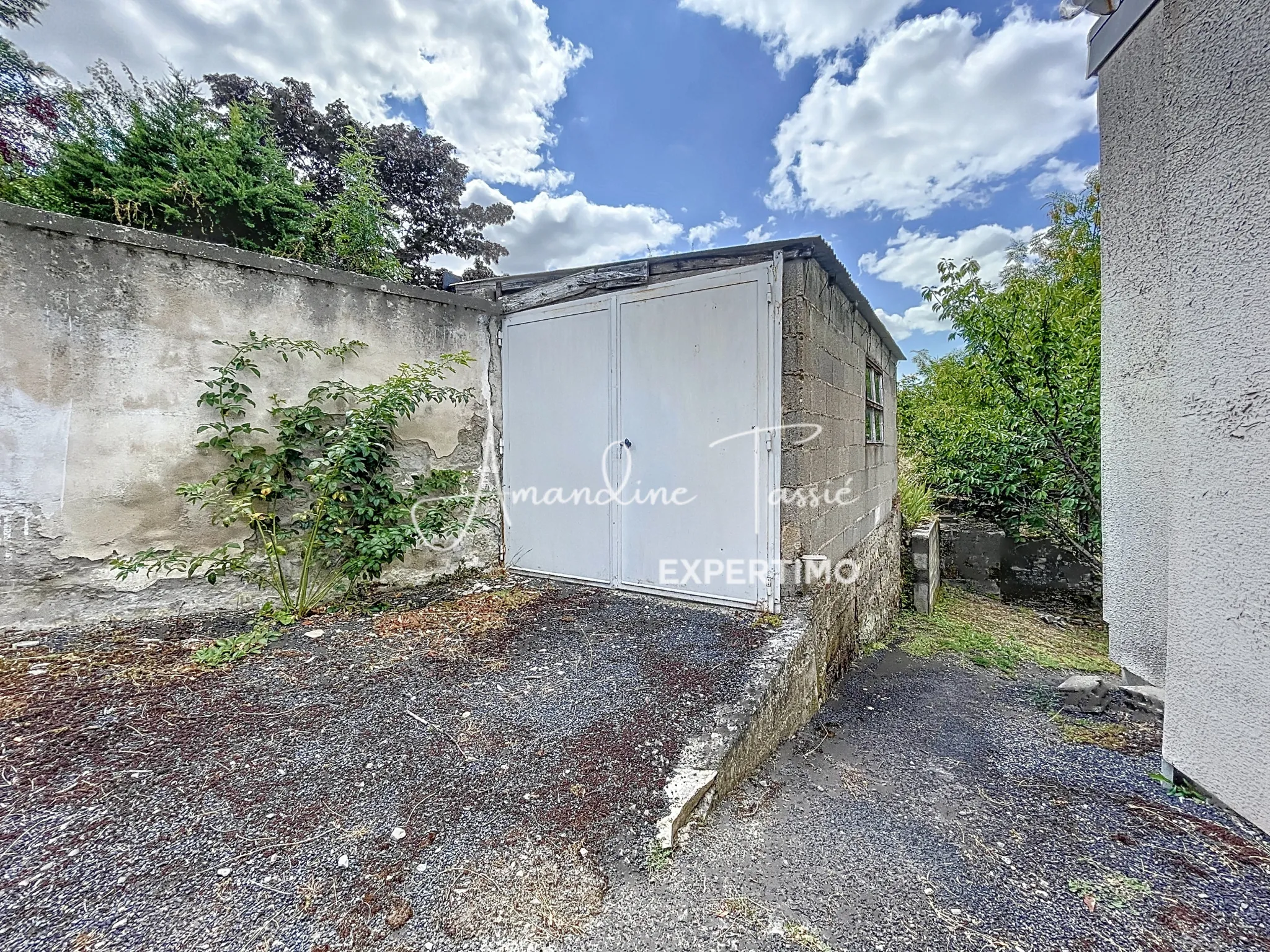 Maison à rénover de 60 m² avec grand terrain et dépendances à Millau 