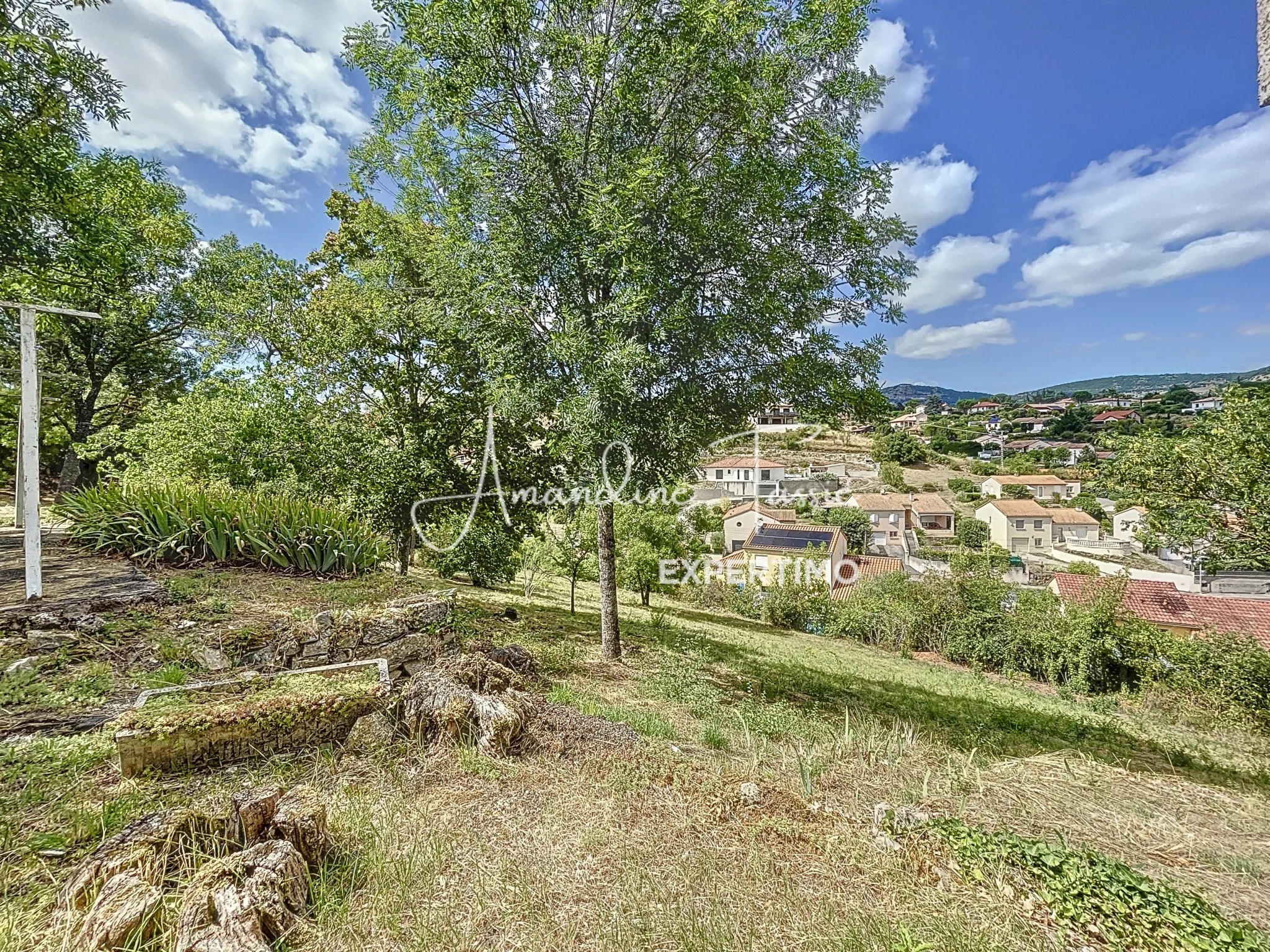 Maison à rénover de 60 m² avec grand terrain et dépendances à Millau 