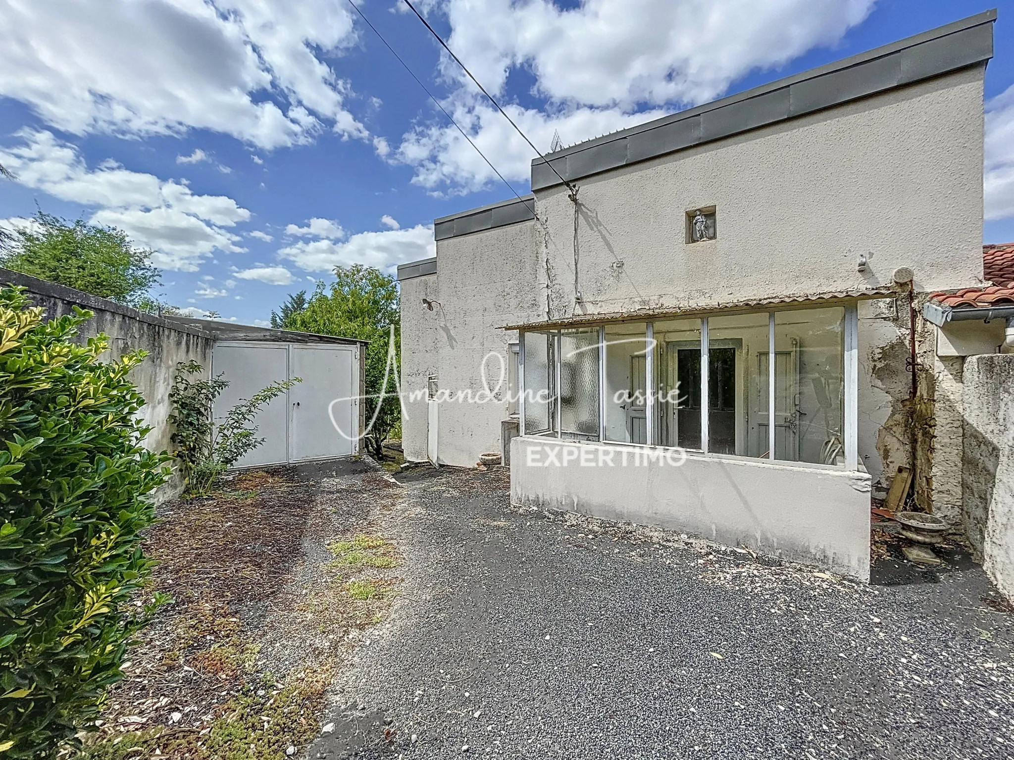 Maison à rénover de 60 m² avec grand terrain et dépendances à Millau 