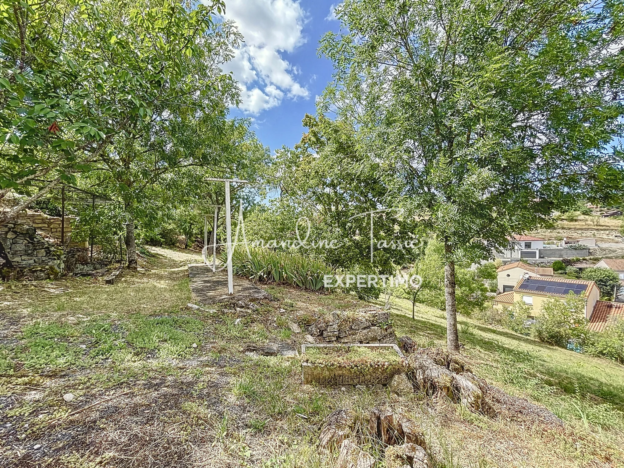 Maison à rénover de 60 m² avec grand terrain et dépendances à Millau 