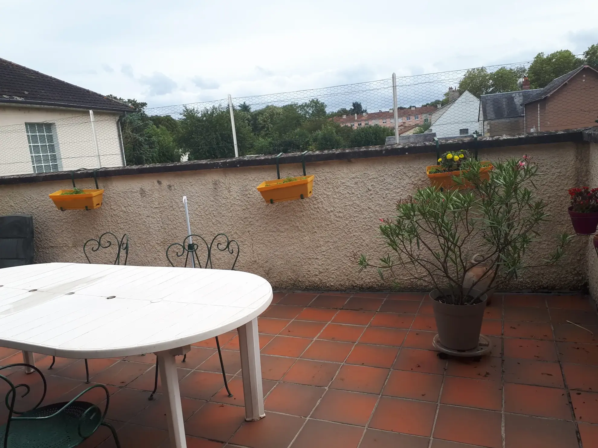 Maison familiale avec jardin, garage et salon cathédrale à Poitiers 
