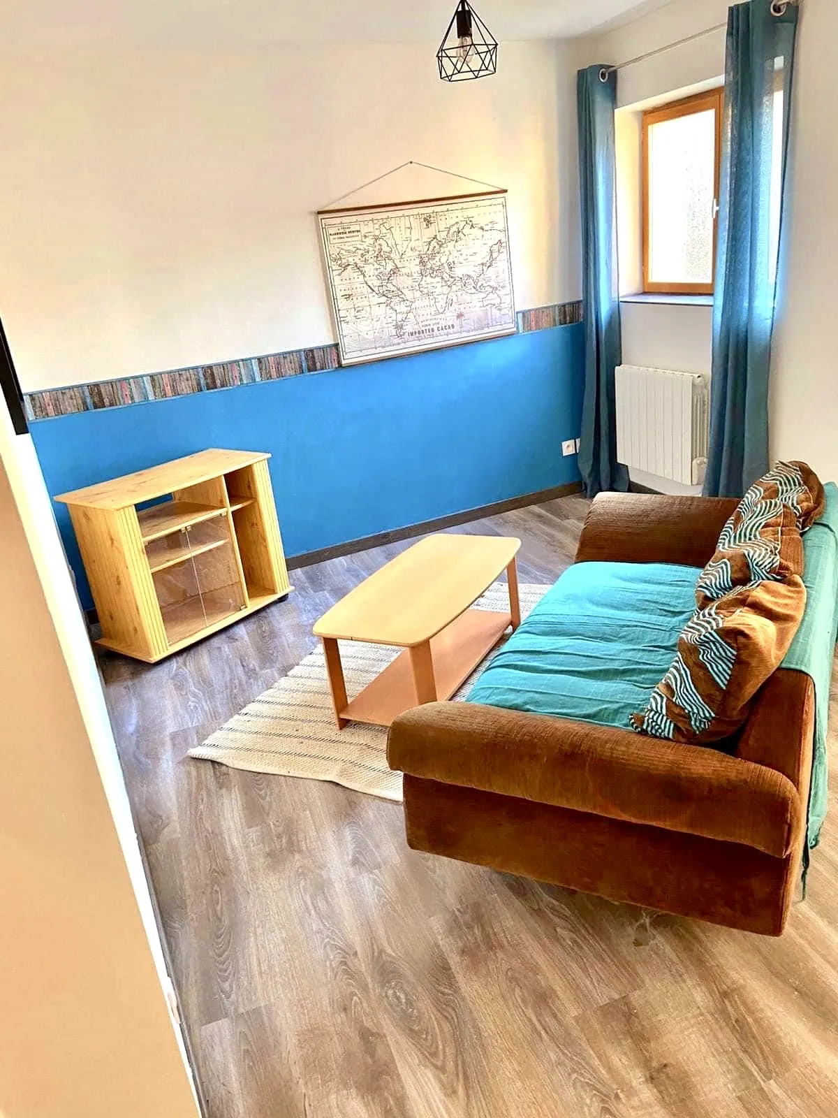 Investissez dans une maison de village avec 3 appartements meublés à Saint-Marcel-lès-Sauzet 