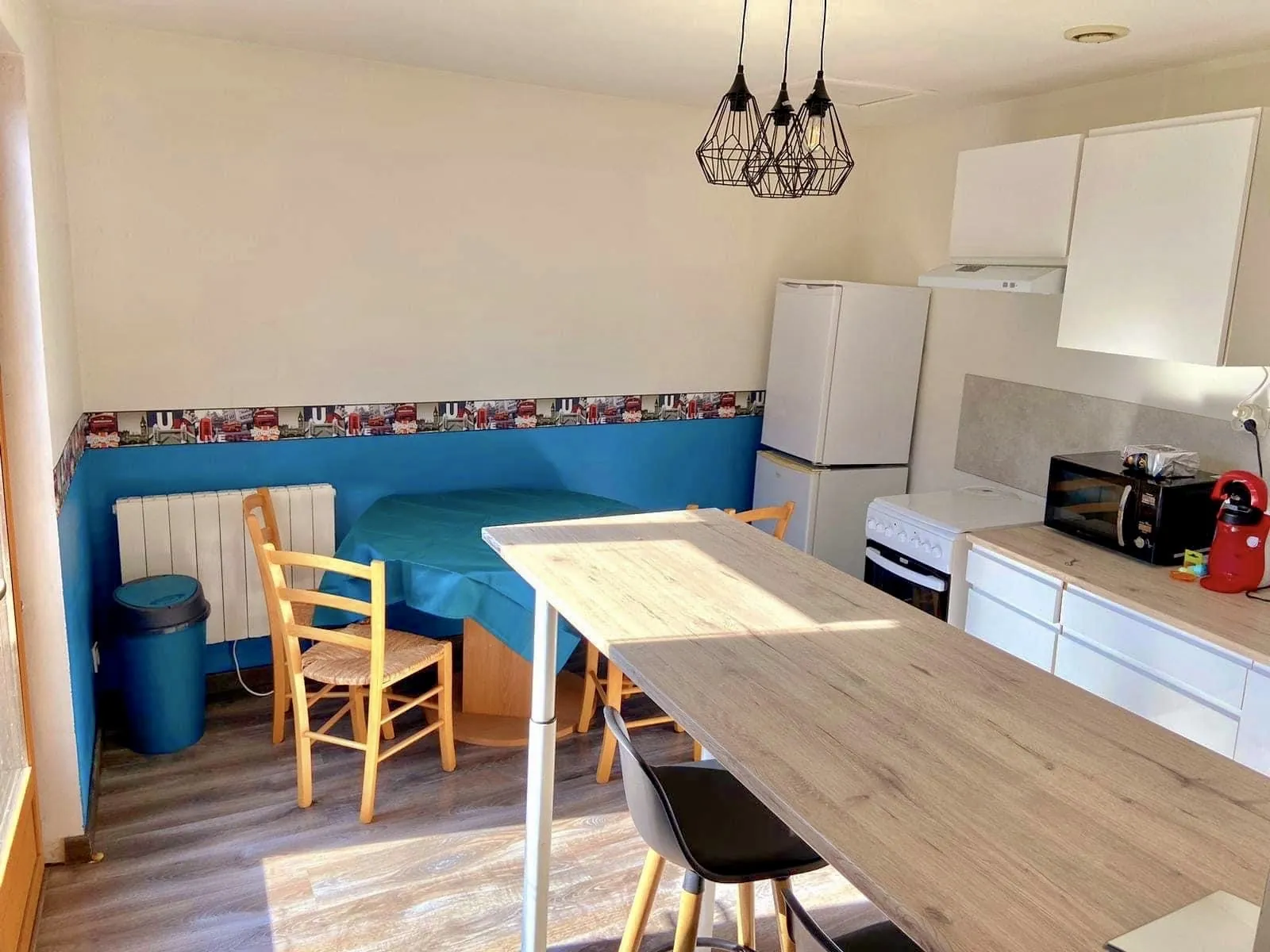 Investissez dans une maison de village avec 3 appartements meublés à Saint-Marcel-lès-Sauzet 