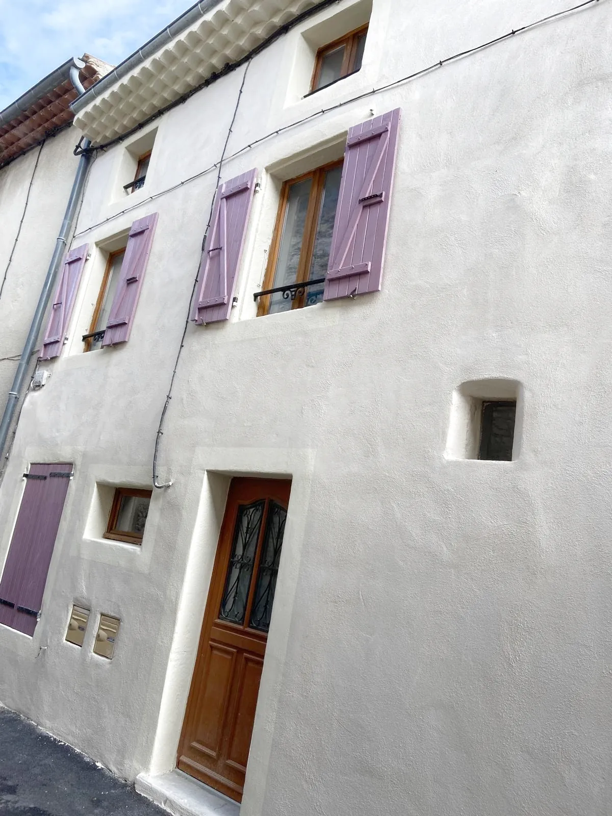 Investissez dans une maison de village avec 3 appartements meublés à Saint-Marcel-lès-Sauzet 