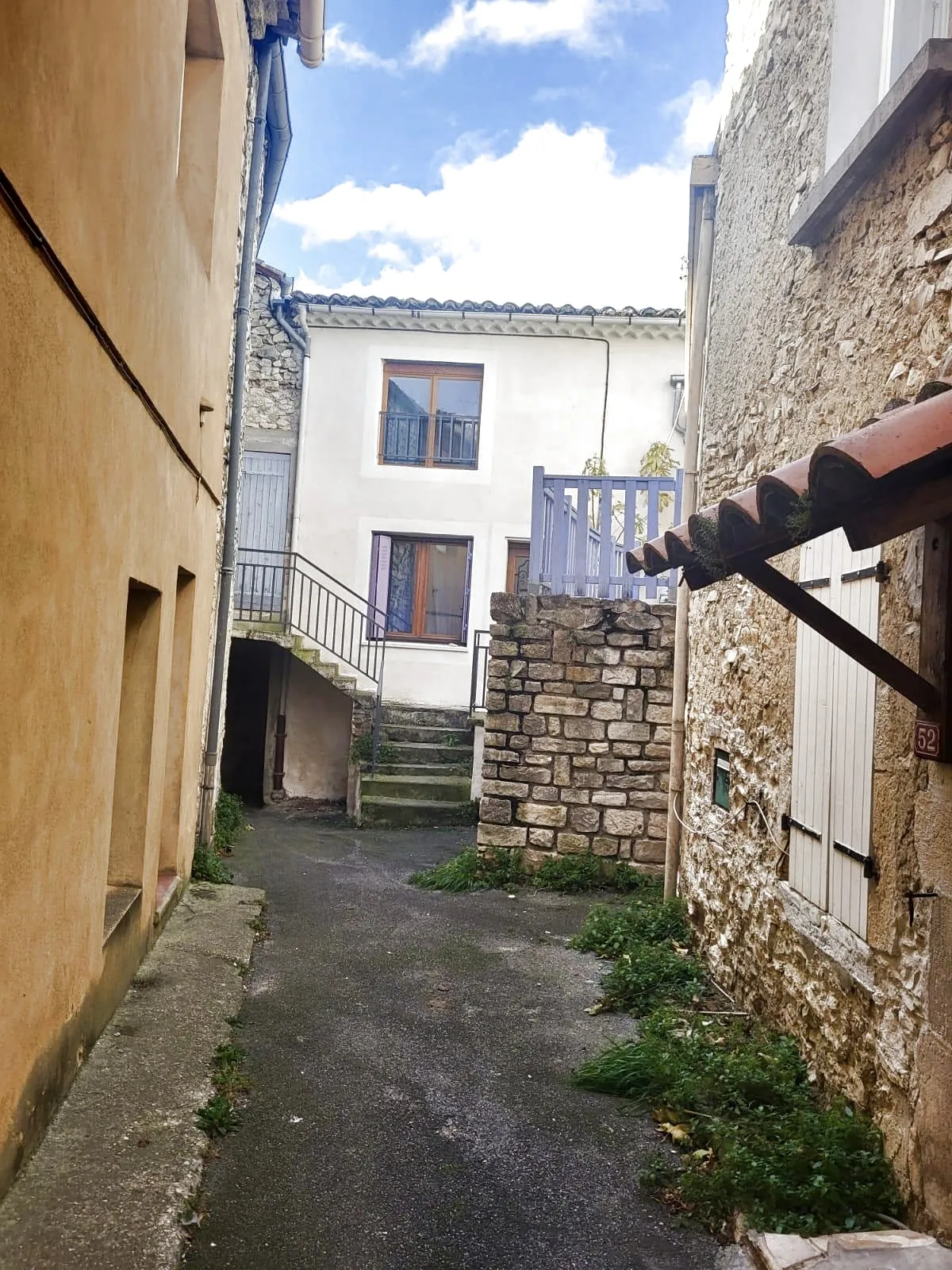 Investissez dans une maison de village avec 3 appartements meublés à Saint-Marcel-lès-Sauzet 