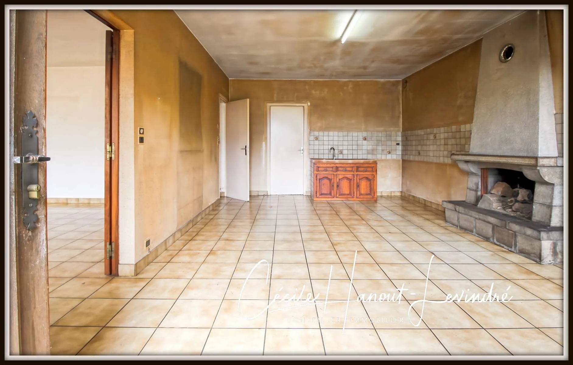 Maison en pierre à restaurer à Montanel - 107 m², terrain 2420 m², garage, campagne 