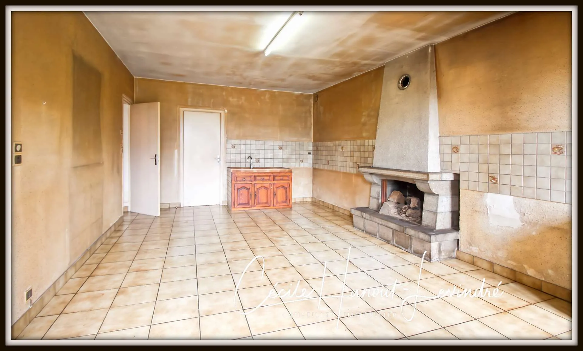 Maison en pierre à restaurer à Montanel - 107 m², terrain 2420 m², garage, campagne 