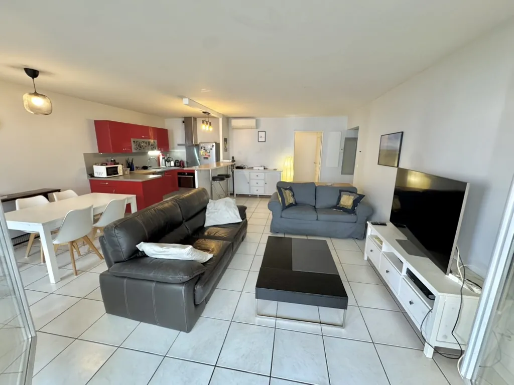 Appartement T3 avec grande terrasse et balcon à Marseille 5ème 