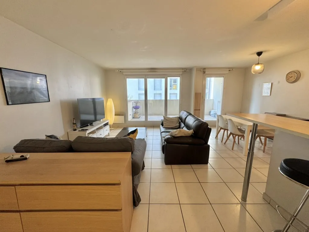 Appartement T3 avec grande terrasse et balcon à Marseille 5ème 