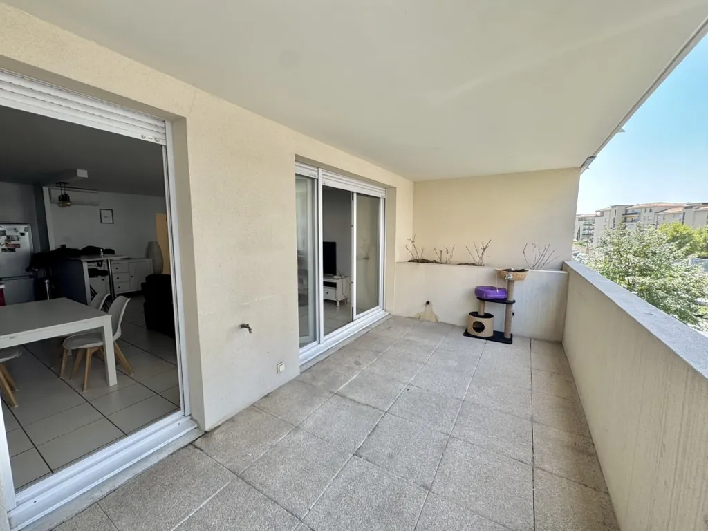 Appartement T3 avec grande terrasse et balcon à Marseille 5ème 
