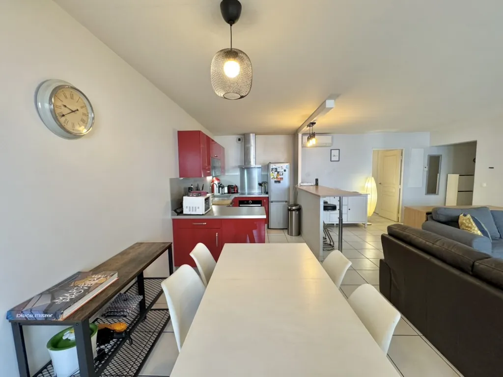 Appartement T3 avec grande terrasse et balcon à Marseille 5ème 