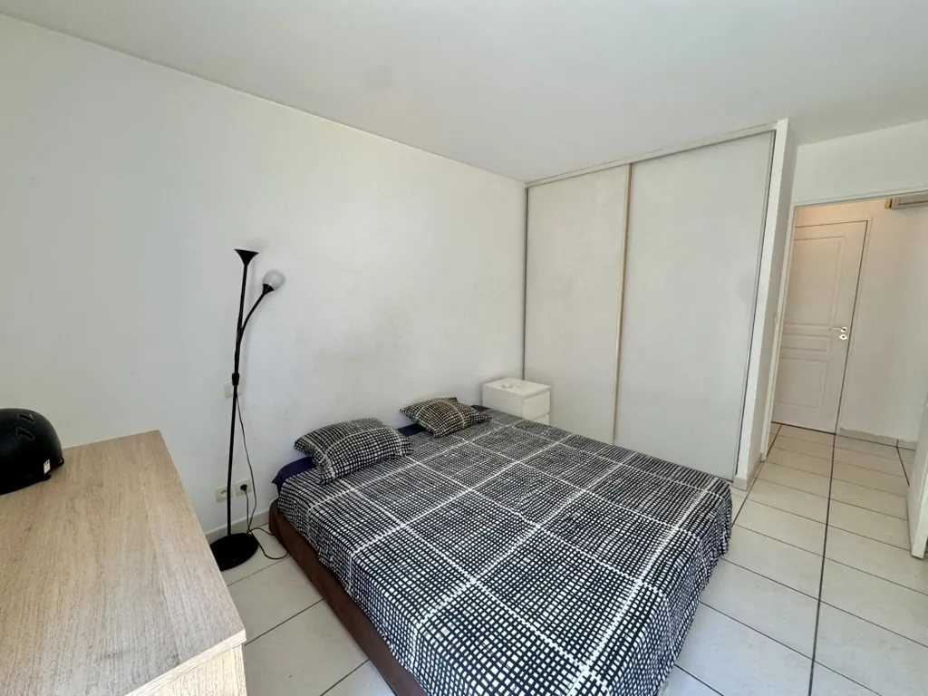 Appartement T3 avec grande terrasse et balcon à Marseille 5ème 
