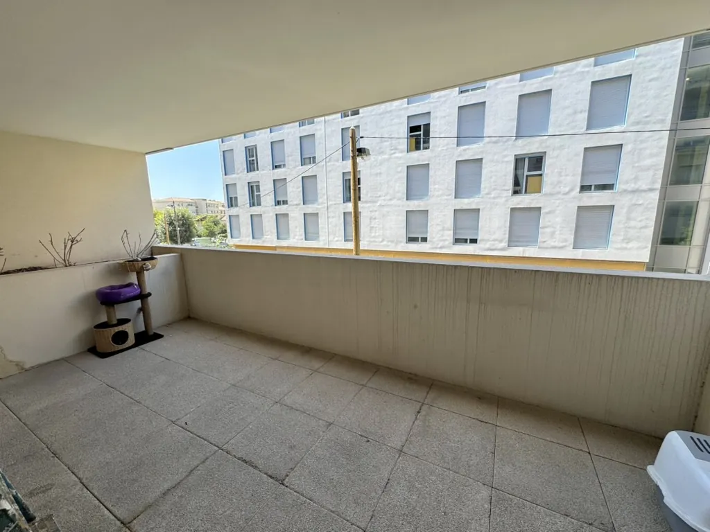 Appartement T3 avec grande terrasse et balcon à Marseille 5ème 