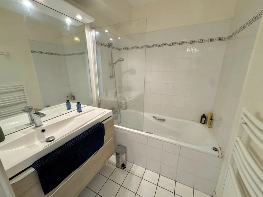 Appartement T3 avec grande terrasse et balcon à Marseille 5ème 